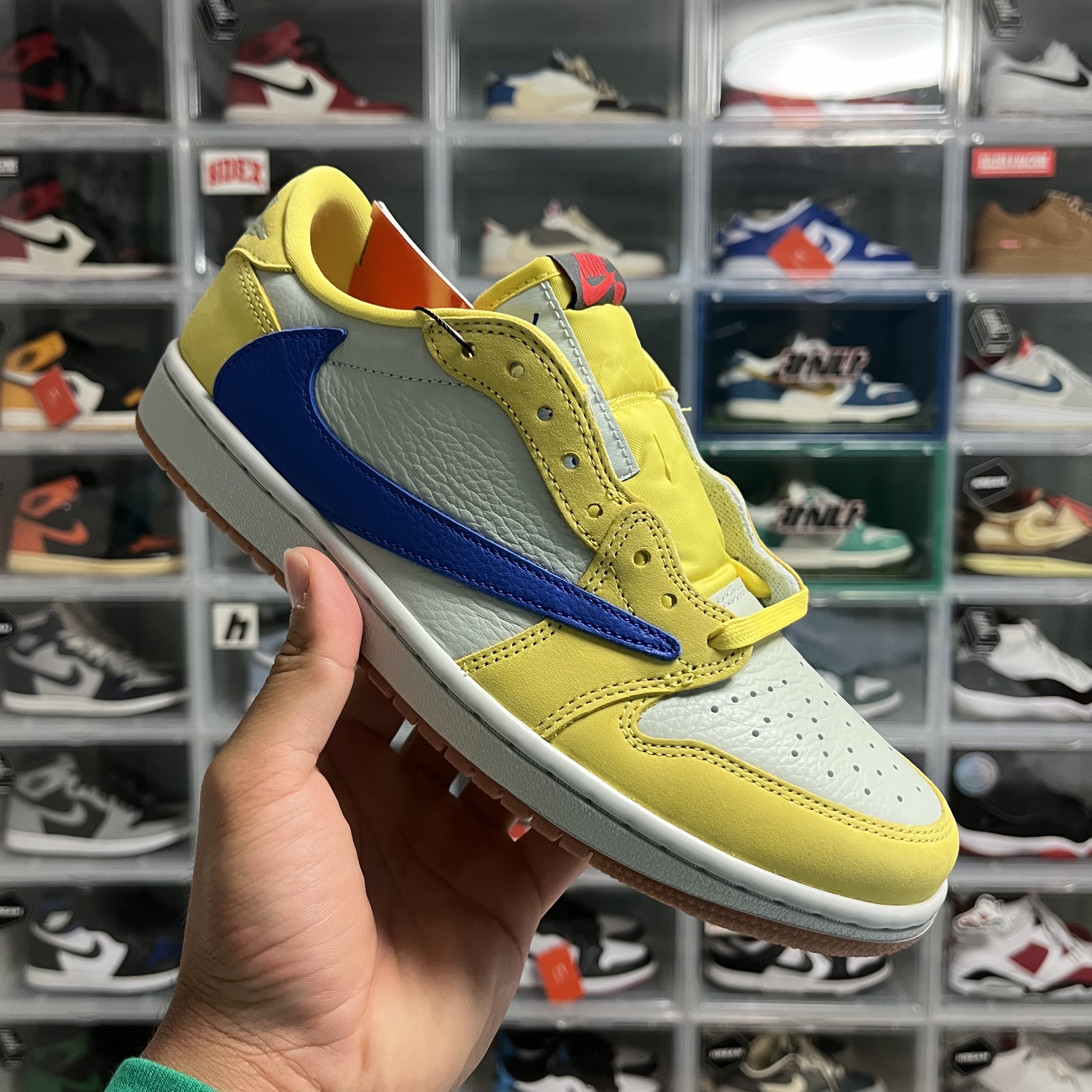 (W) Jordan 1 x Travis Scott Retro Low OG SP Canary 착용 스타일 - 2
