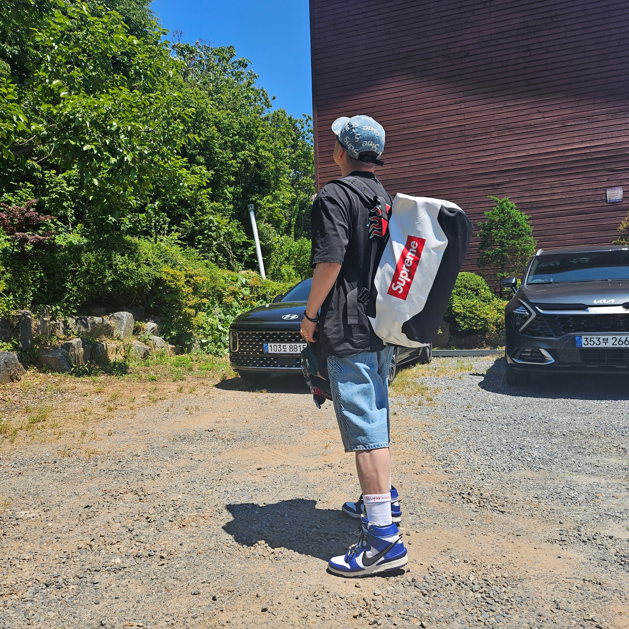 Supreme Frayed Logos Denim Camp Cap Blue - 21SS, Supreme x Ortlieb Duffle Bag White - 24SS 착용 스타일 - 2