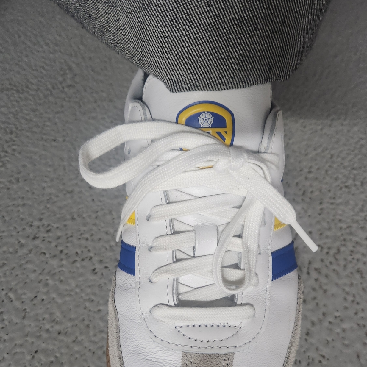 Adidas Samba Team Leeds United FC 착용 스타일 - 2