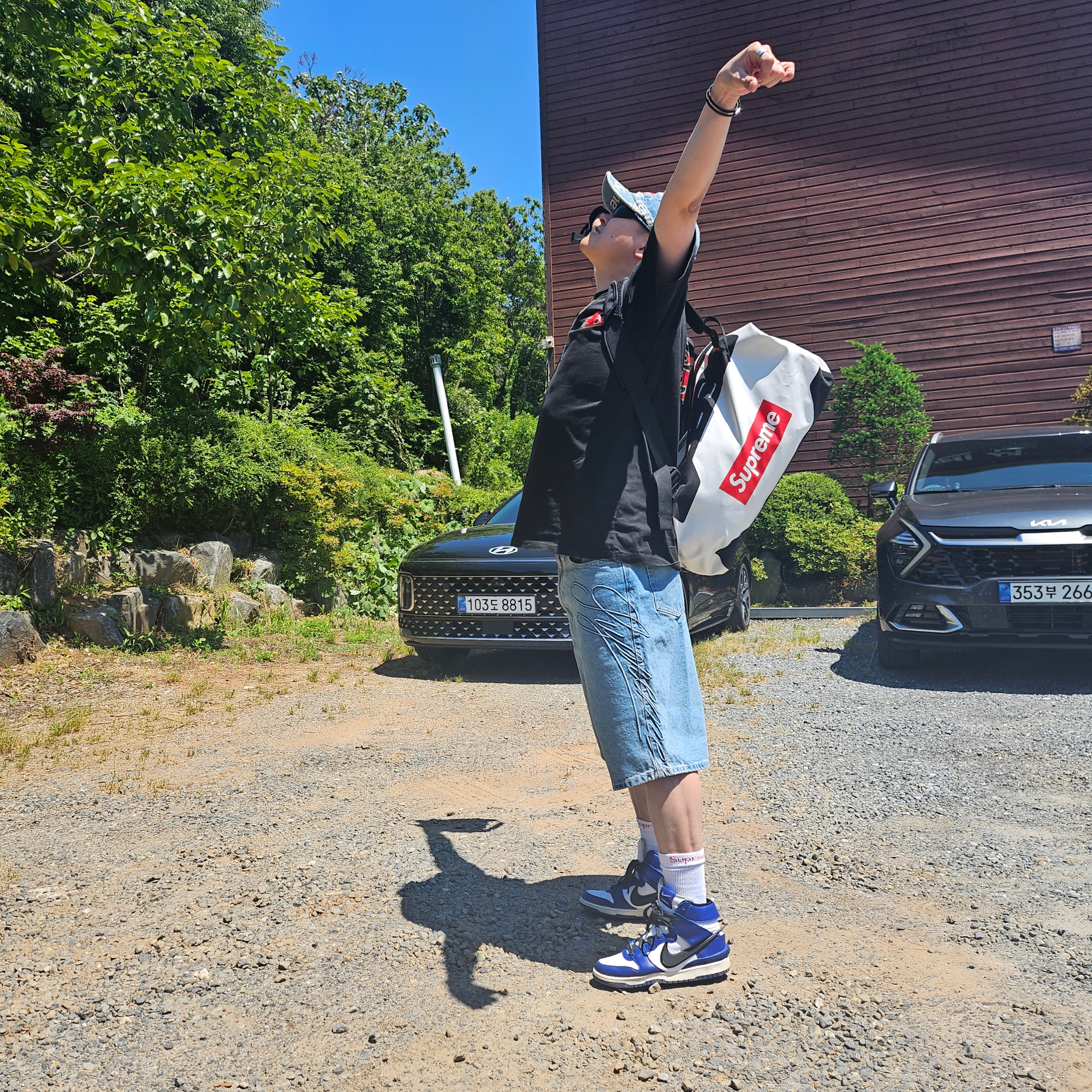 Supreme Frayed Logos Denim Camp Cap Blue - 21SS, Supreme x Ortlieb Duffle Bag White - 24SS 착용 스타일 - 1