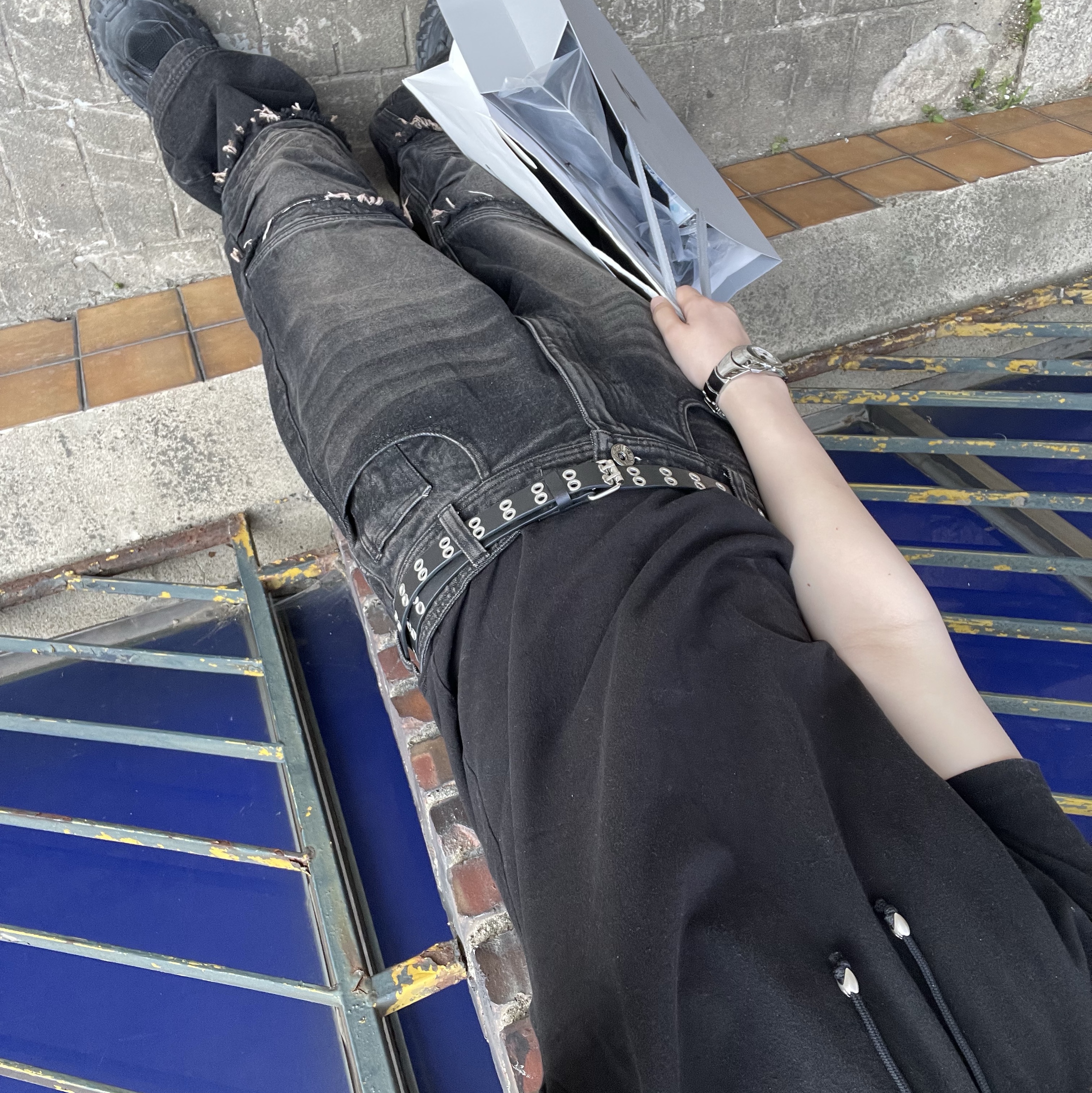 Balenciaga Defender Sneakers Black 착용 스타일 - 4