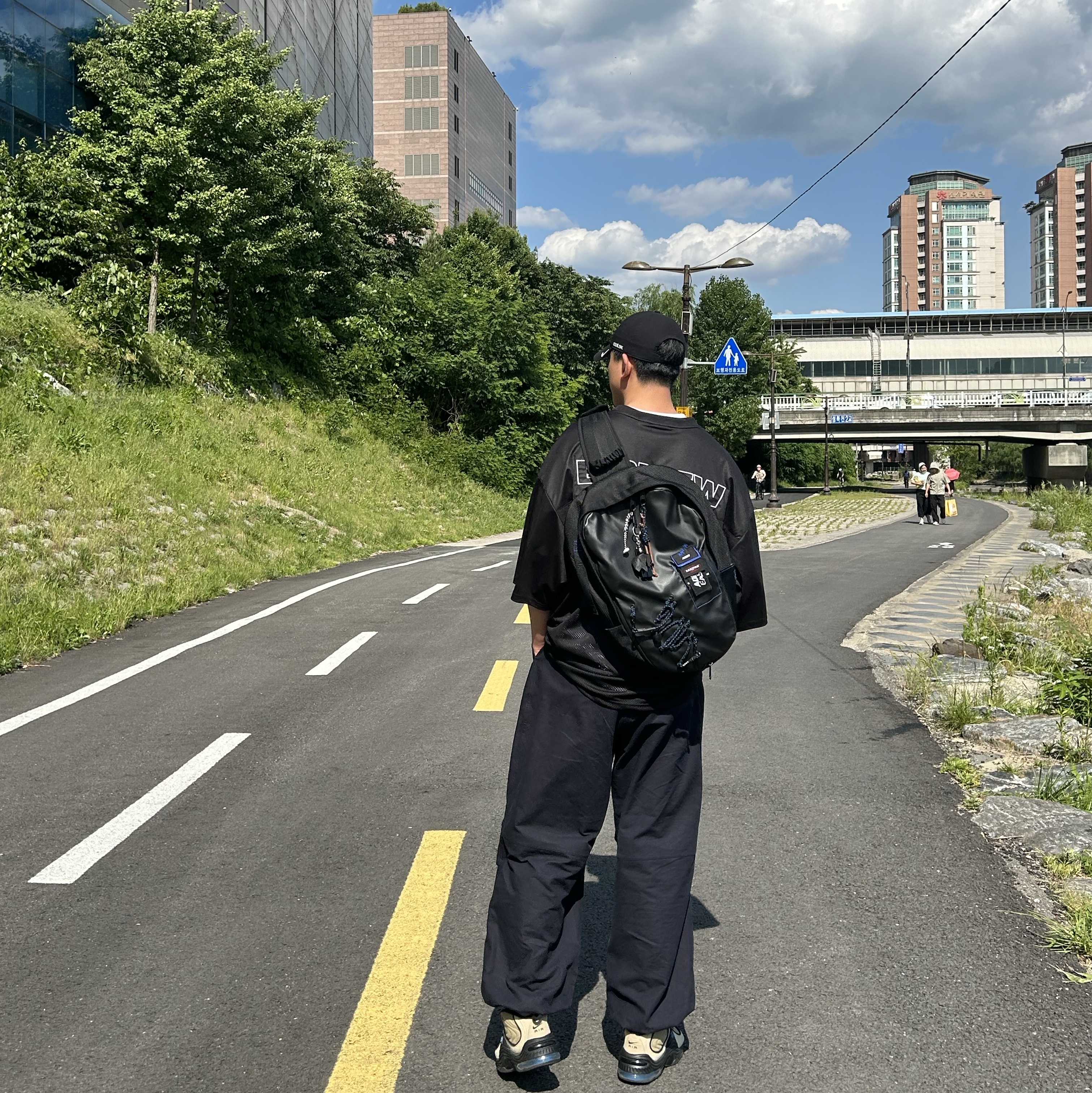 Ader Error x Eastpak Up-Down Sling Black, Nike x Stussy Air Penny II Rattan and Limestone 착용 스타일 - 4
