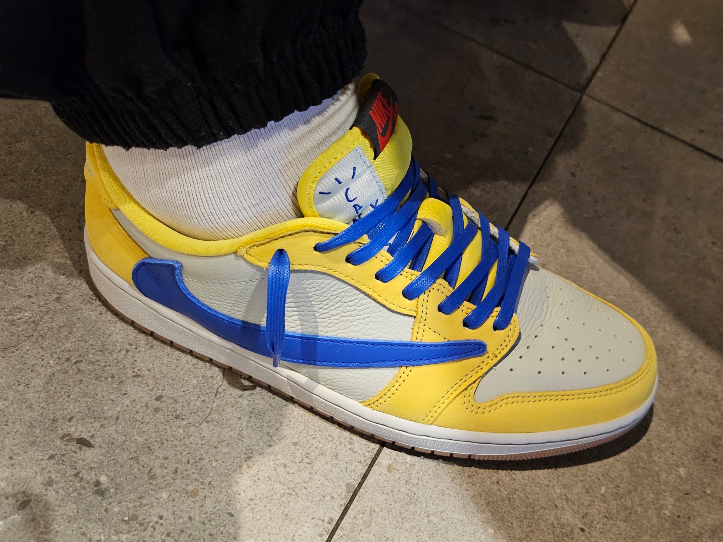(W) Jordan 1 x Travis Scott Retro Low OG SP Canary 착용 스타일 - 6