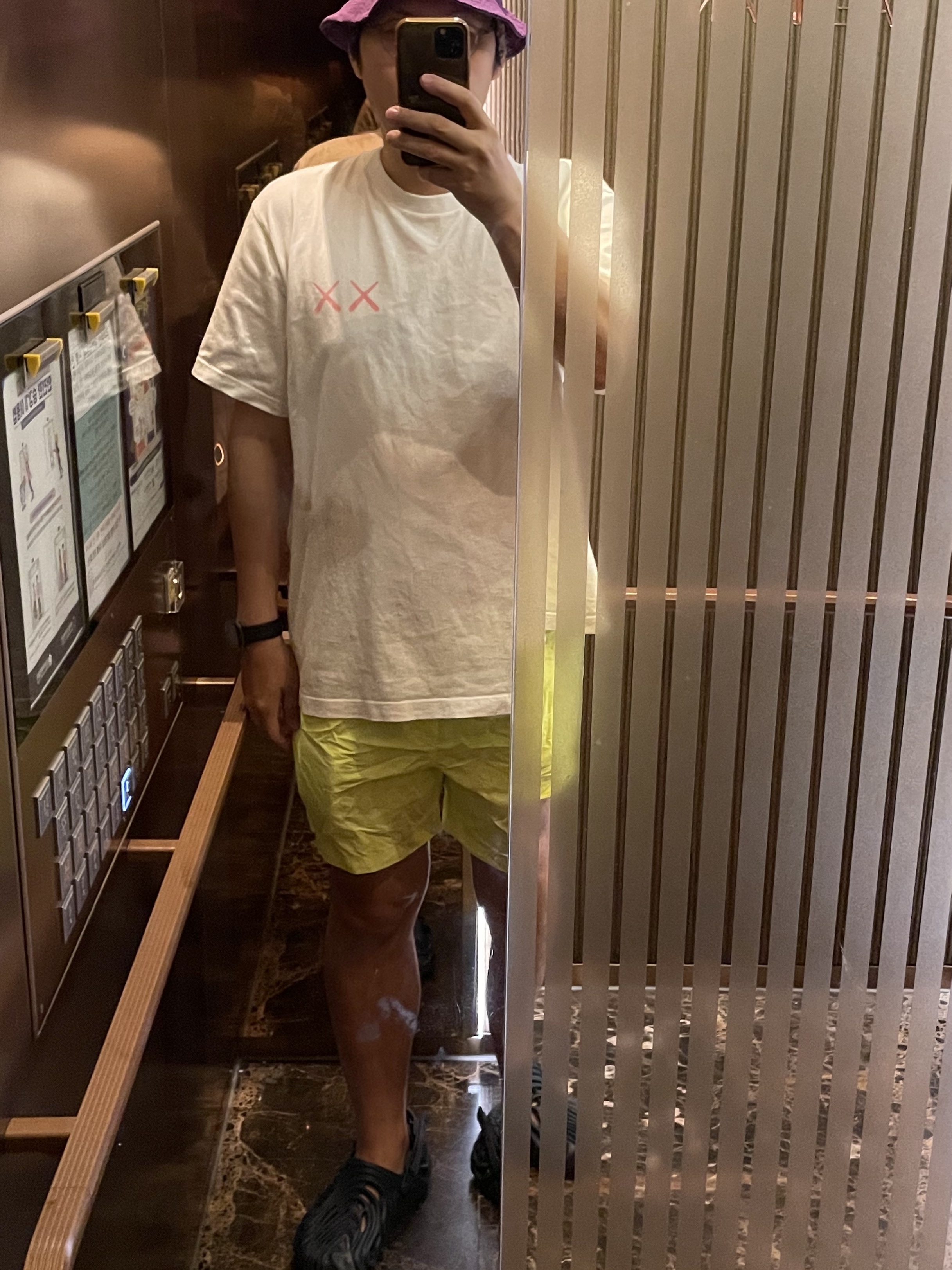 Uniqlo UT x Kaws Short Sleeve Graphic T-Shirt White, Crocs x Salehe Bembury Pollex Clog Como 착용 스타일