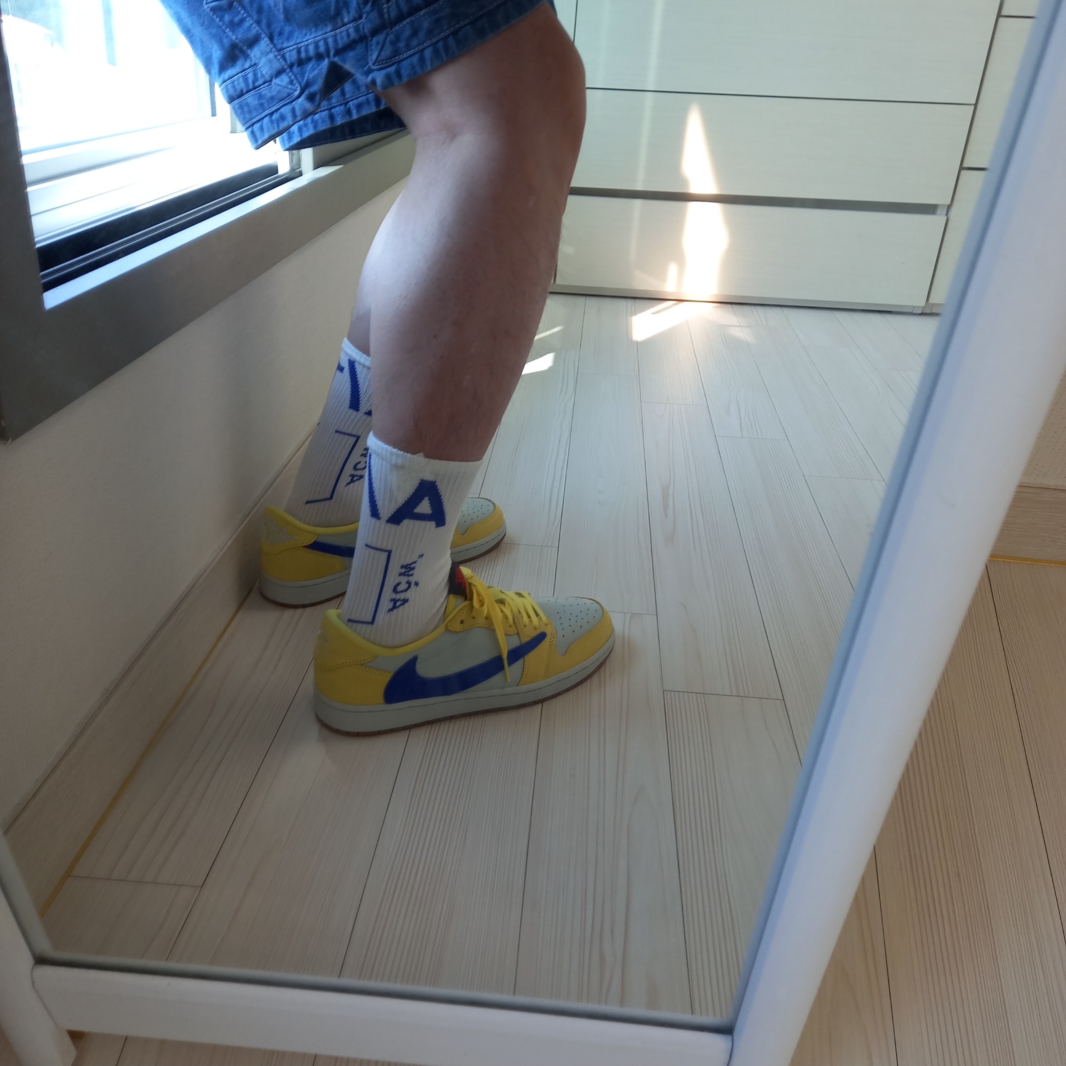 Nike x Supreme SB Dunk Low Hyper Blue, (W) Jordan 1 x Travis Scott Retro Low OG SP Canary 착용 스타일 - 8
