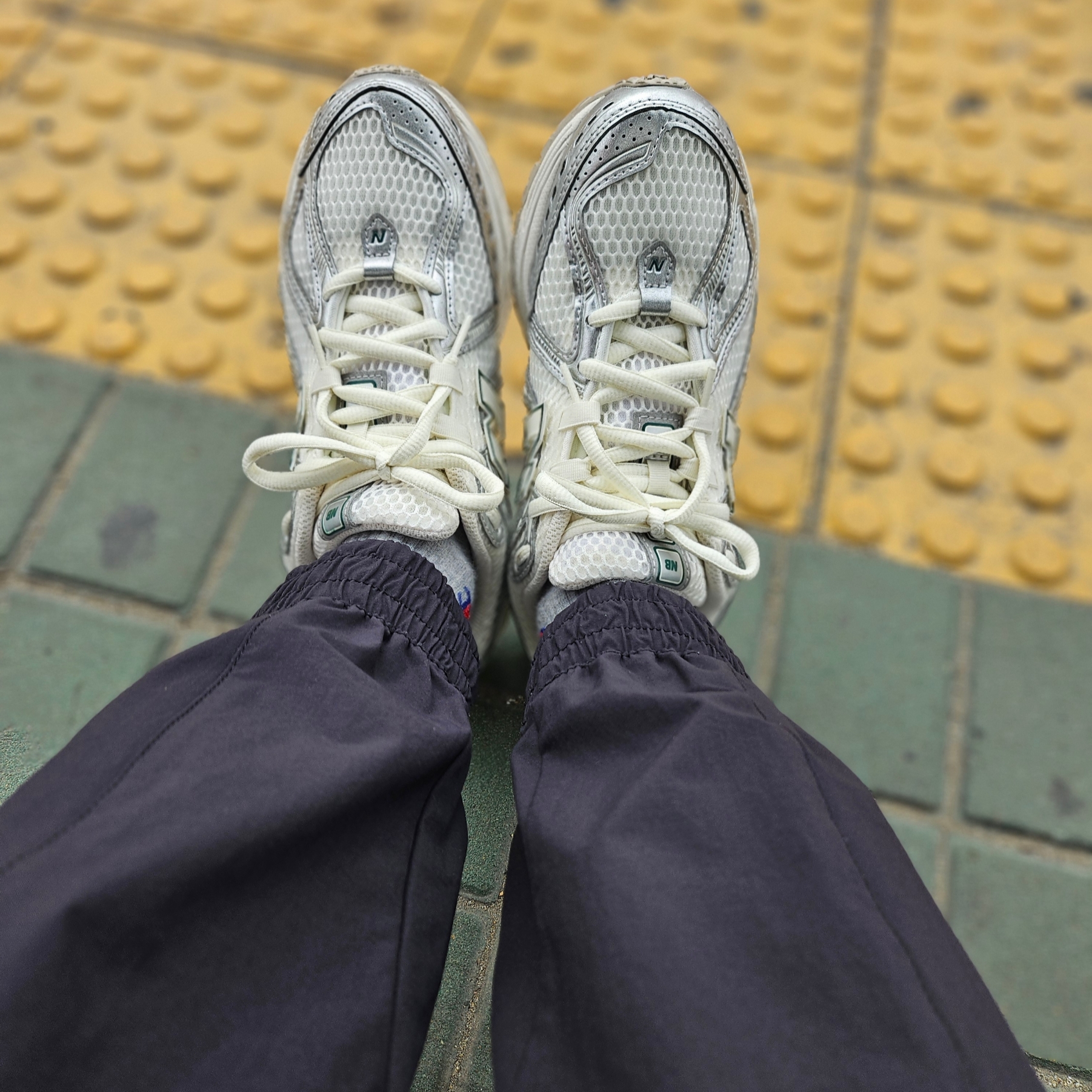 New Balance 1906R Silver Metallic Sea Salt 착용 스타일