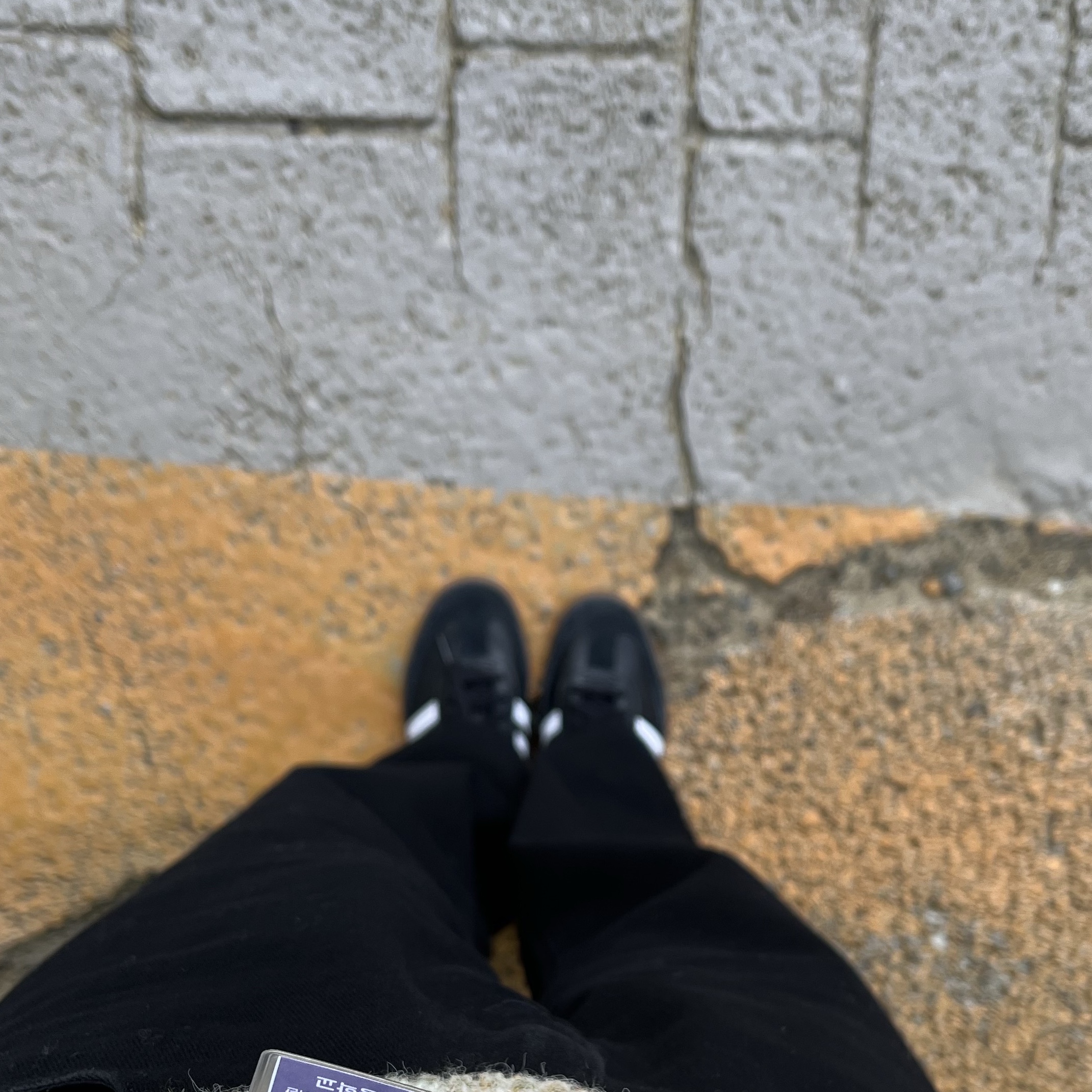 Adidas Samba OG Black White Gum 착용 스타일 - 2