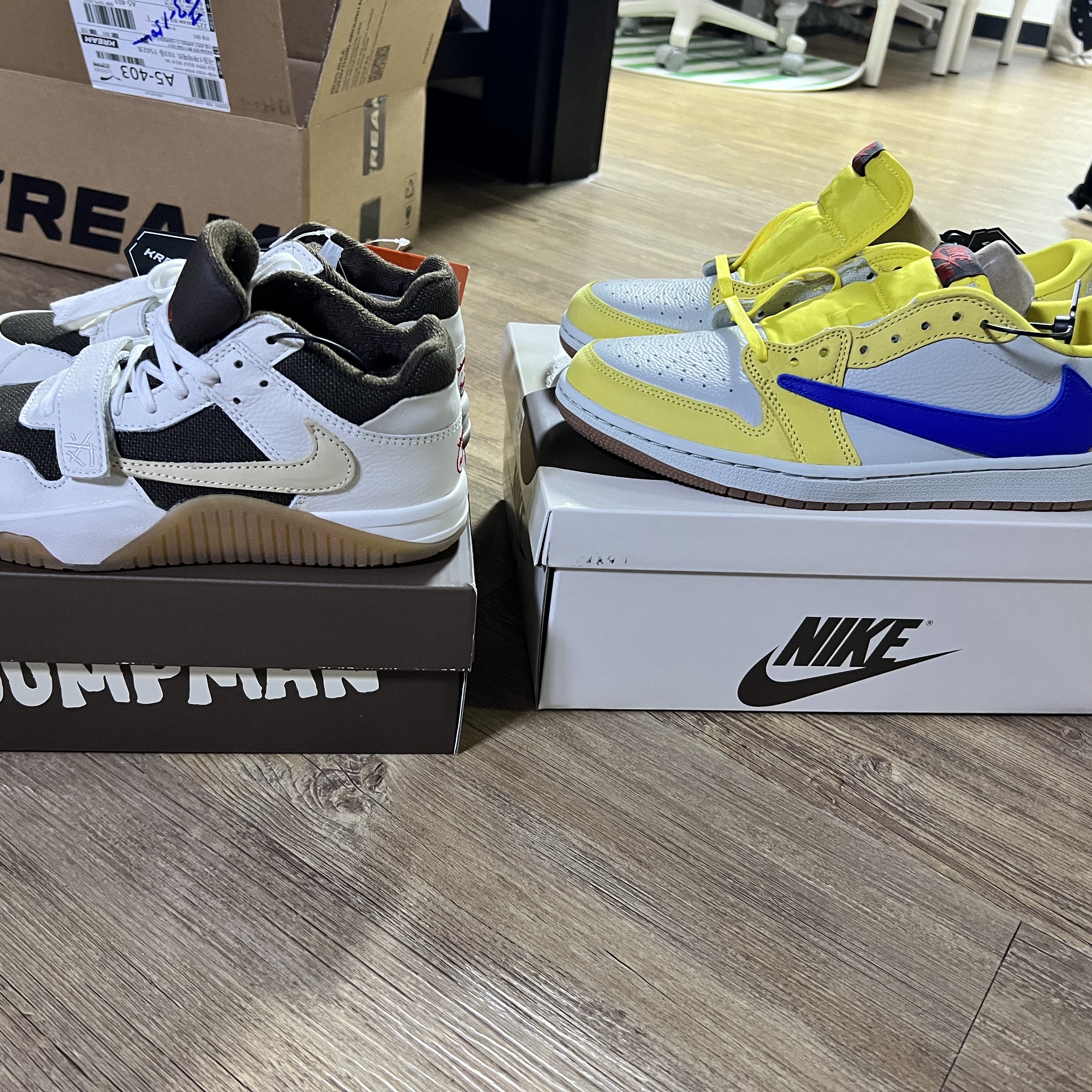 (W) Jordan 1 x Travis Scott Retro Low OG SP Canary 착용 스타일 - 1
