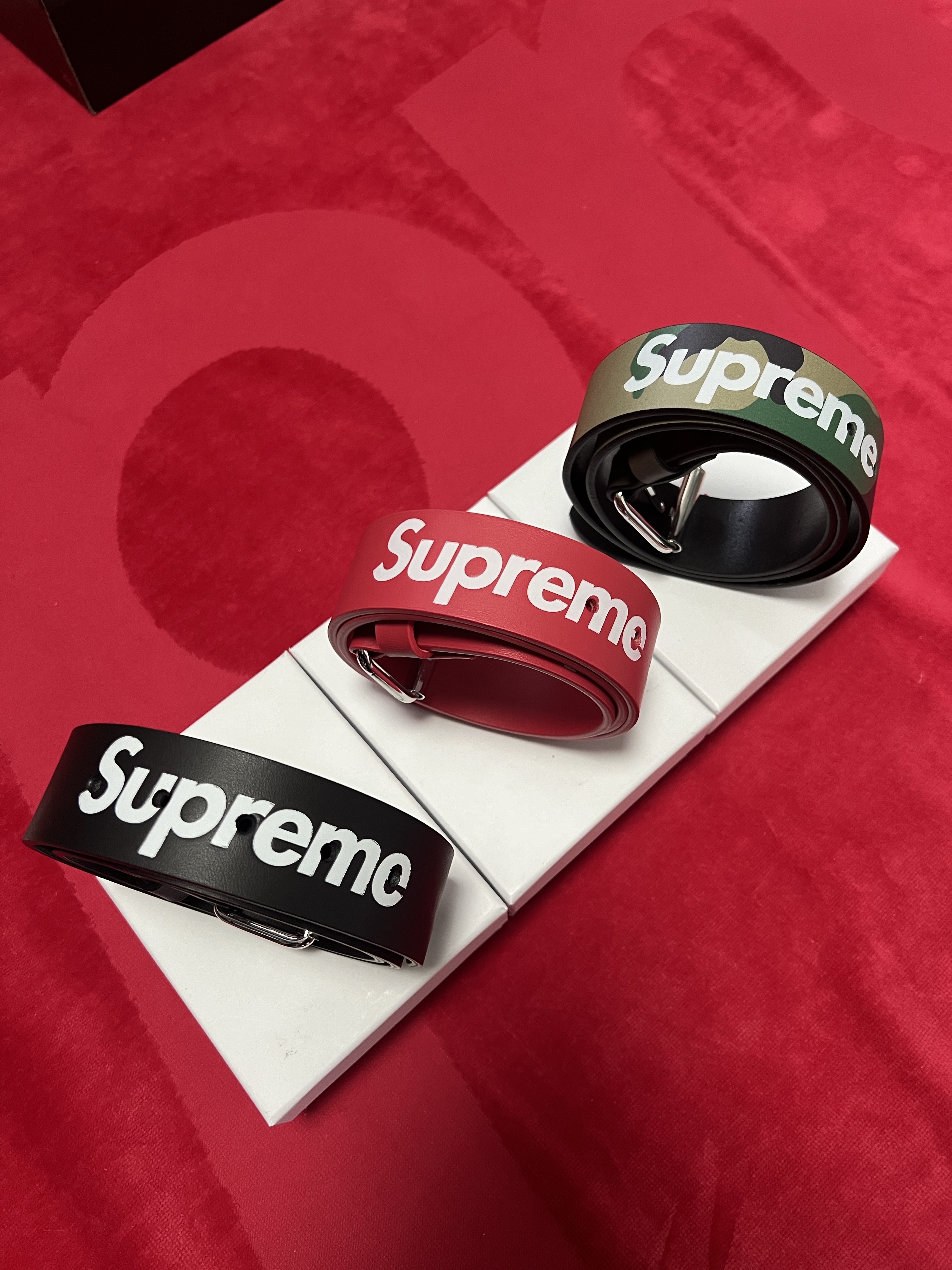 Supreme Repeat Leather Belt Black, Supreme Repeat Leather Belt Red 착용 스타일 - 1