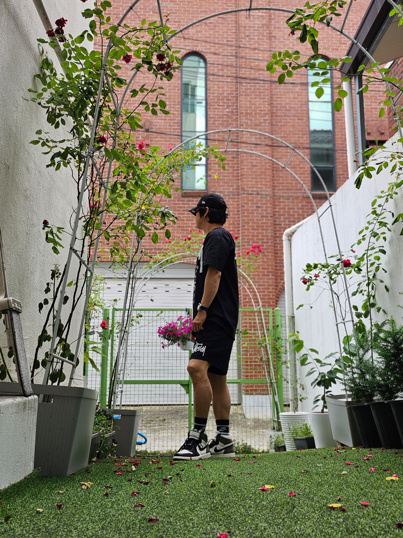 Stussy World Tour T-Shirt Black 2023, Darkr8m Studio x New Era Unstructured Ball Cap Black 착용 스타일 - 3
