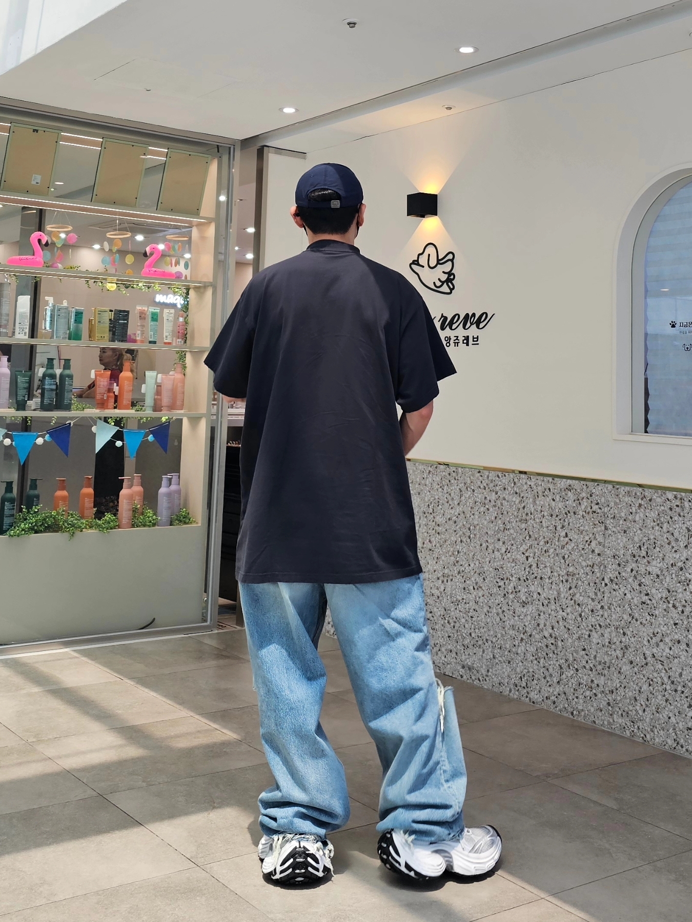 Balenciaga Be Kind Crewneck T-Shirt Grey, Balenciaga Destroyed Super Large Baggy Pants Blue 착용 스타일 - 5
