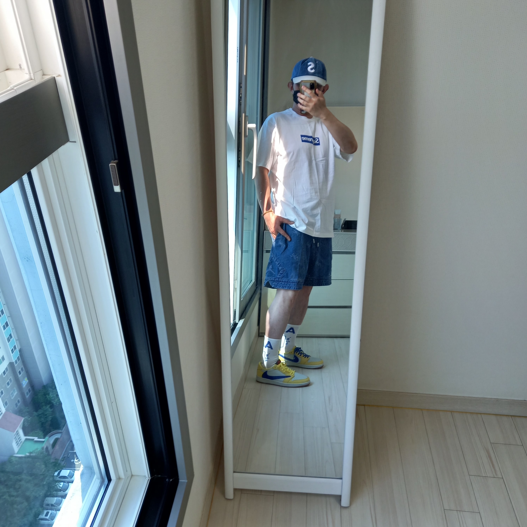Supreme 2-Tone S Logo 6-Panel Washed Denim - 24SS, Supreme Seoul Box Logo T-Shirt White - 23FW 착용 스타일 - 5