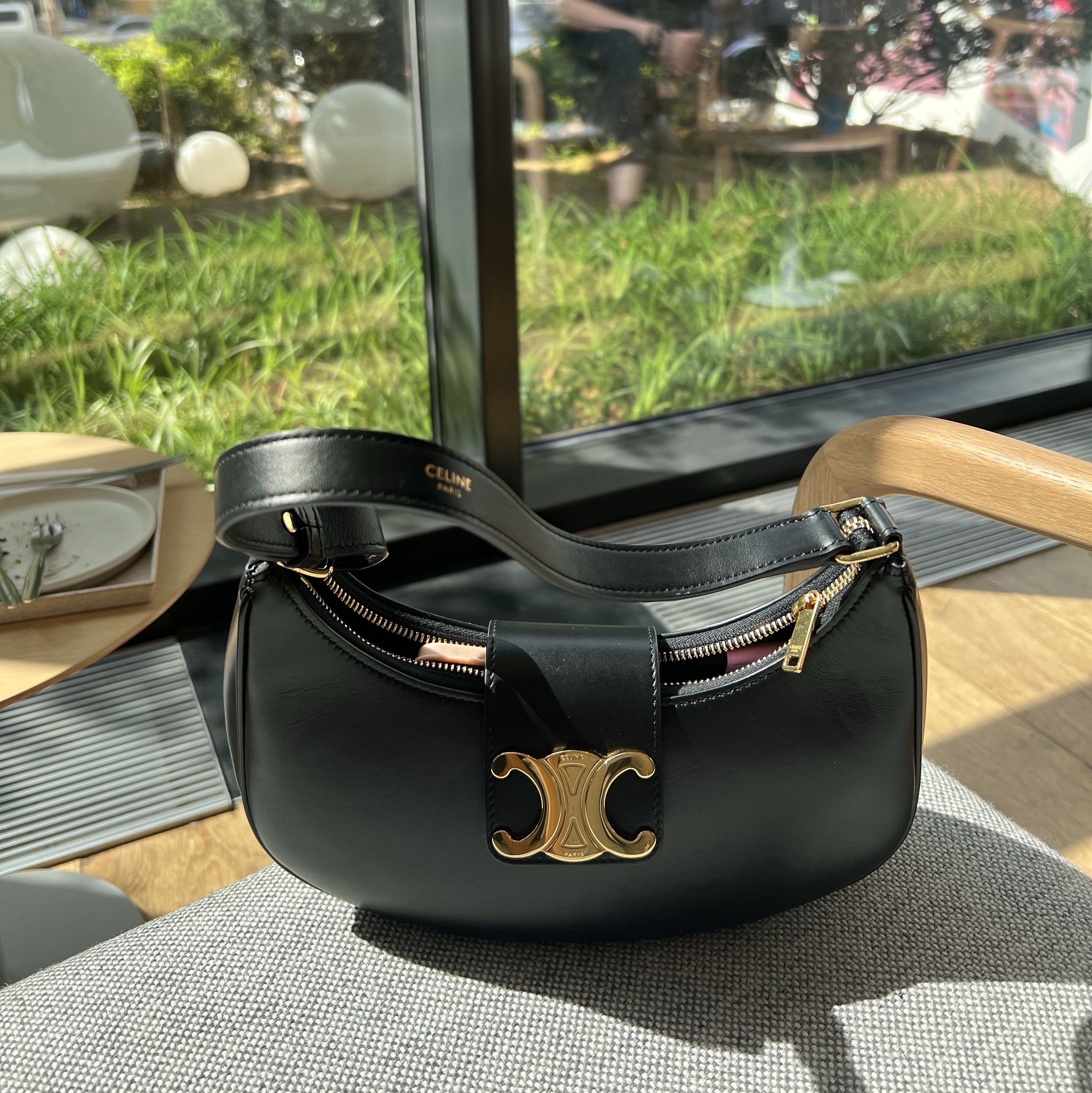 Celine Medium Ava Triomphe Bag in Smooth Calfskin Black 착용 스타일