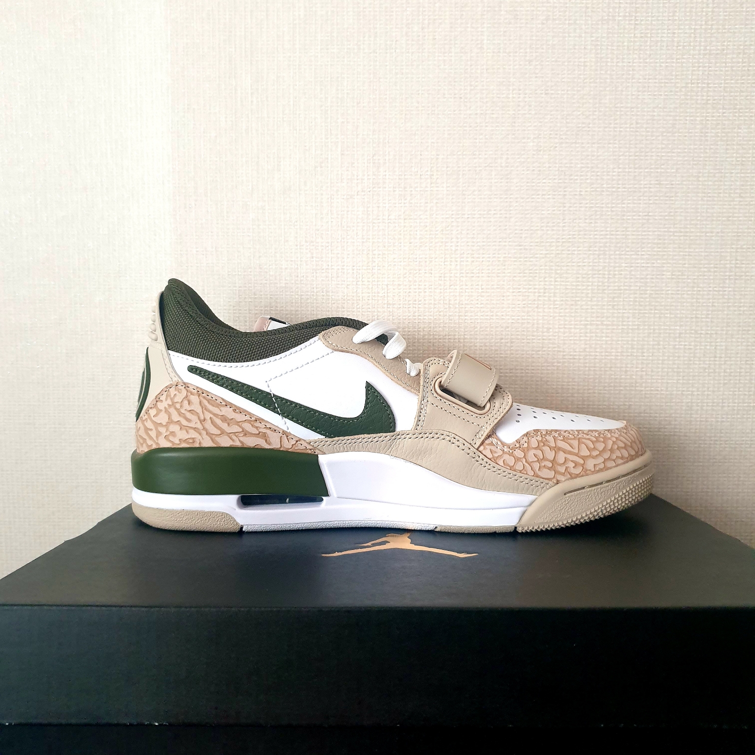 Jordan x Paris Saint-Germain Legacy 312 Low Sanddrift Rough Green 착용 스타일