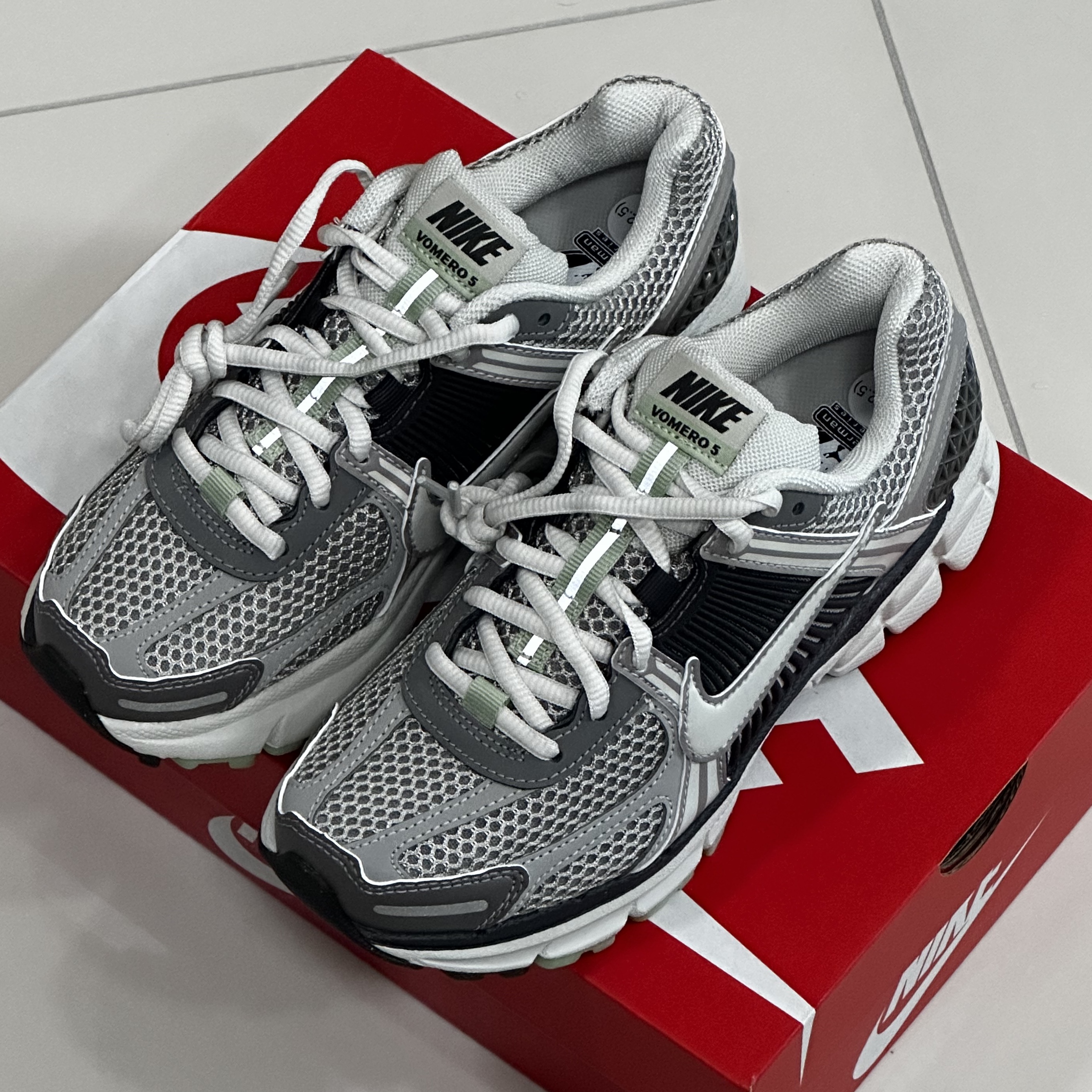 (W) Nike Zoom Vomero 5 Cobblestone and Flat Pewter 착용 스타일 - 1