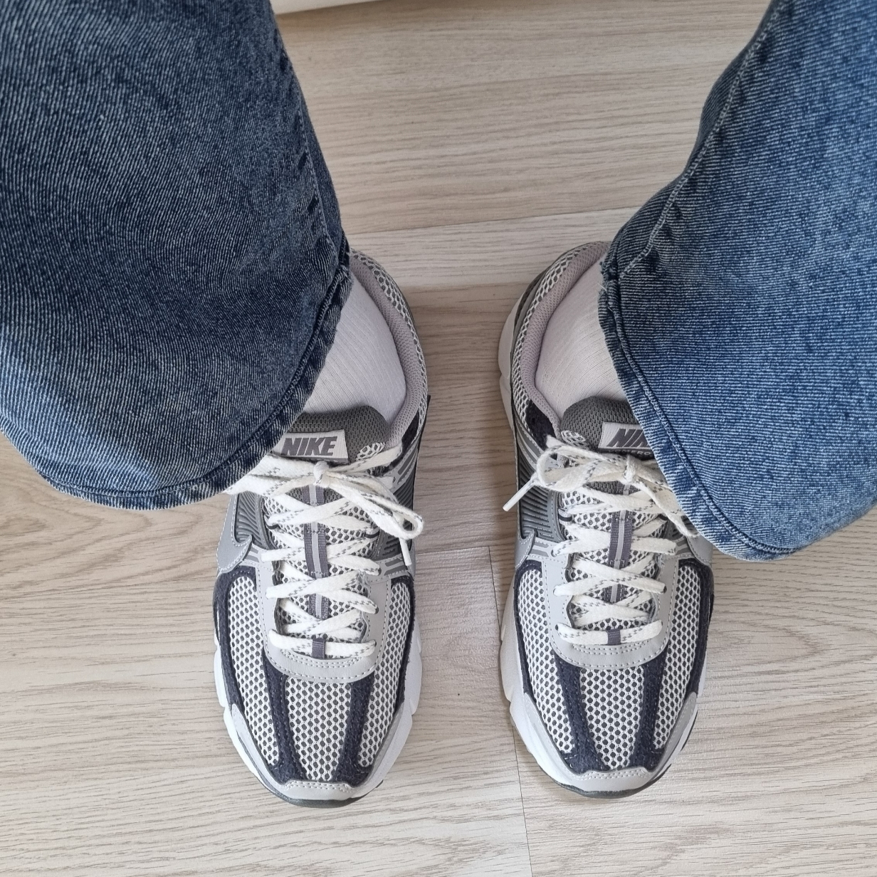 Nike Zoom Vomero 5 PRM Light Iron Ore and Flat Fewter 착용 스타일 - 2