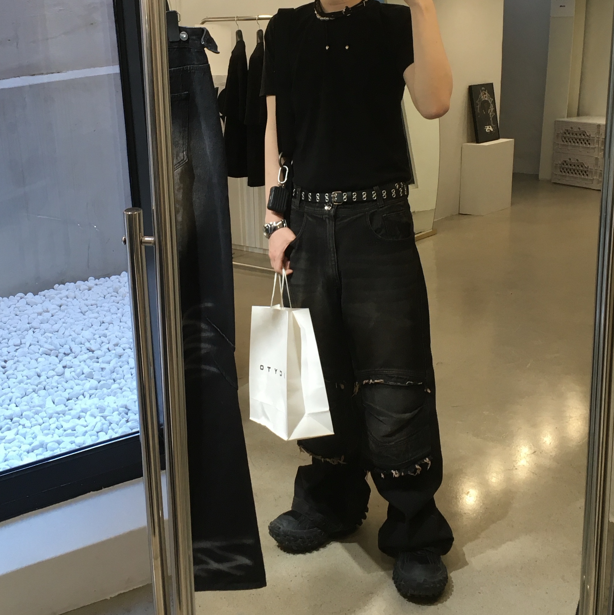 Balenciaga Defender Sneakers Black 착용 스타일 - 2