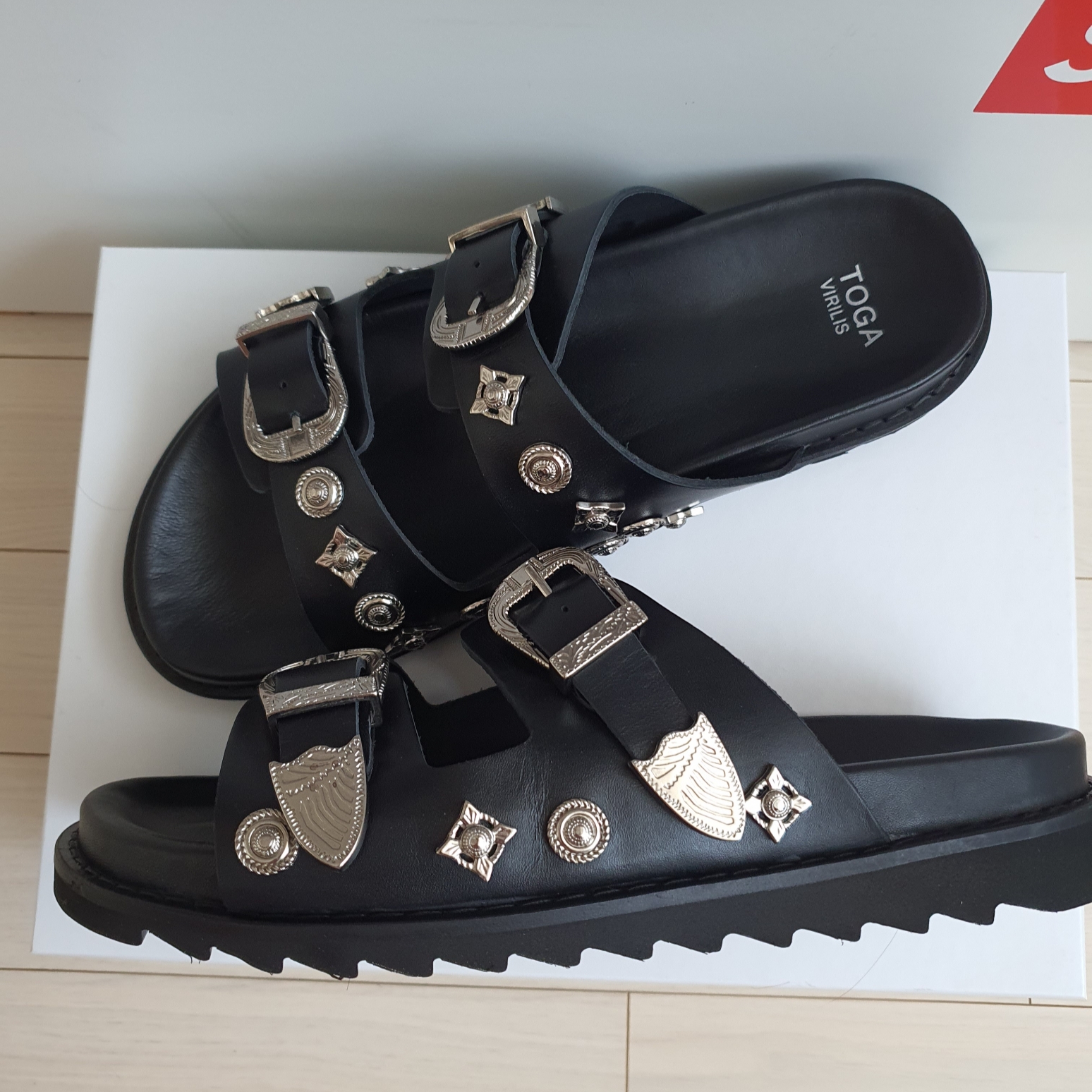 Toga Virilis AJ830 Slides Leather Black 착용 스타일