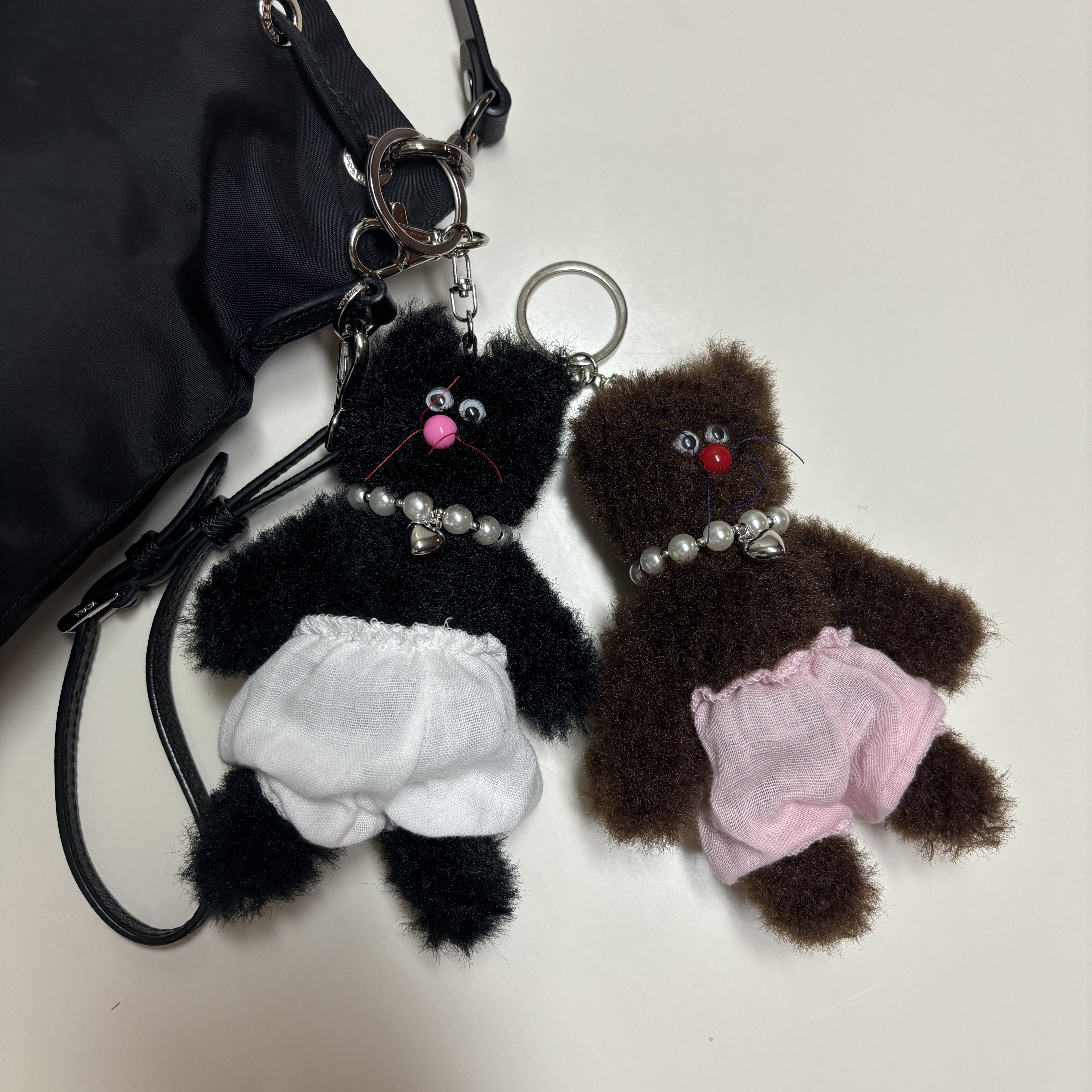 Monamhee Beulpingi Keyring with White Pants Black 착용 스타일