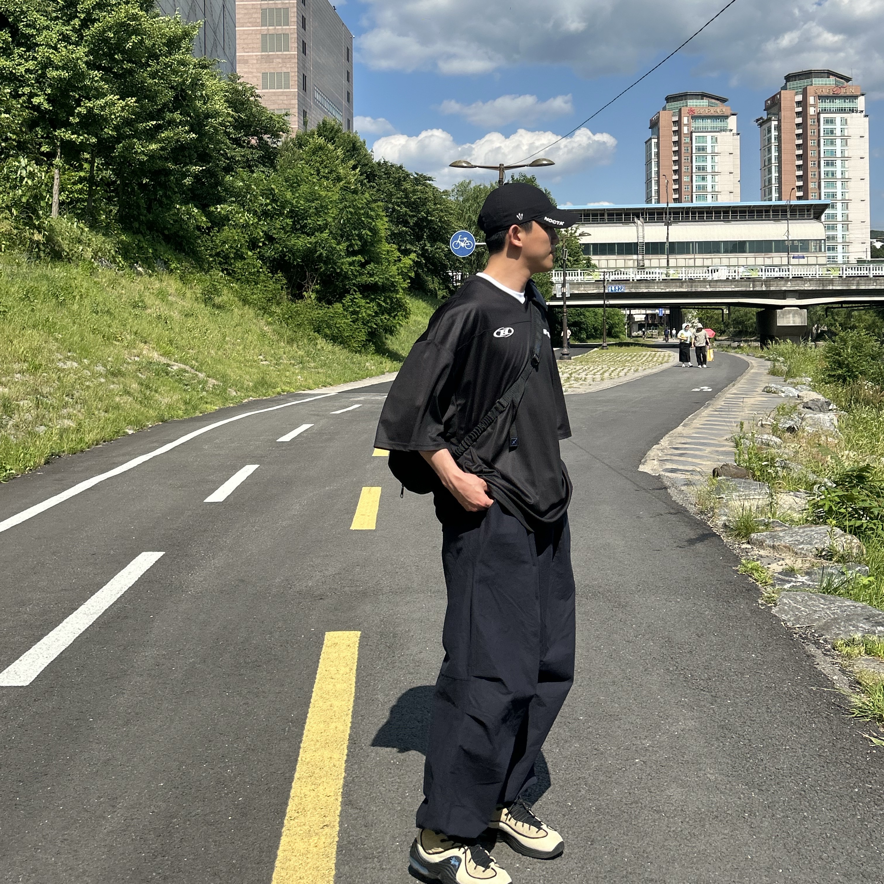 Ader Error x Eastpak Up-Down Sling Black, Nike x Stussy Air Penny II Rattan and Limestone 착용 스타일 - 3