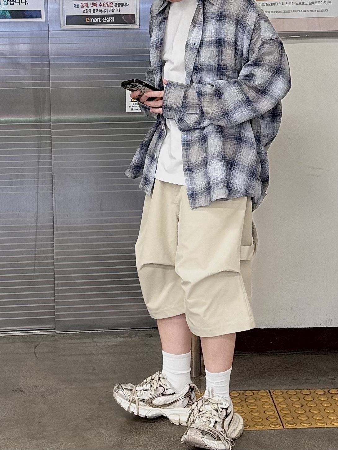 Balenciaga 3XL Sneakers Beige, Nonnod Alpine Carpenter Shorts Beige 착용 스타일 - 1