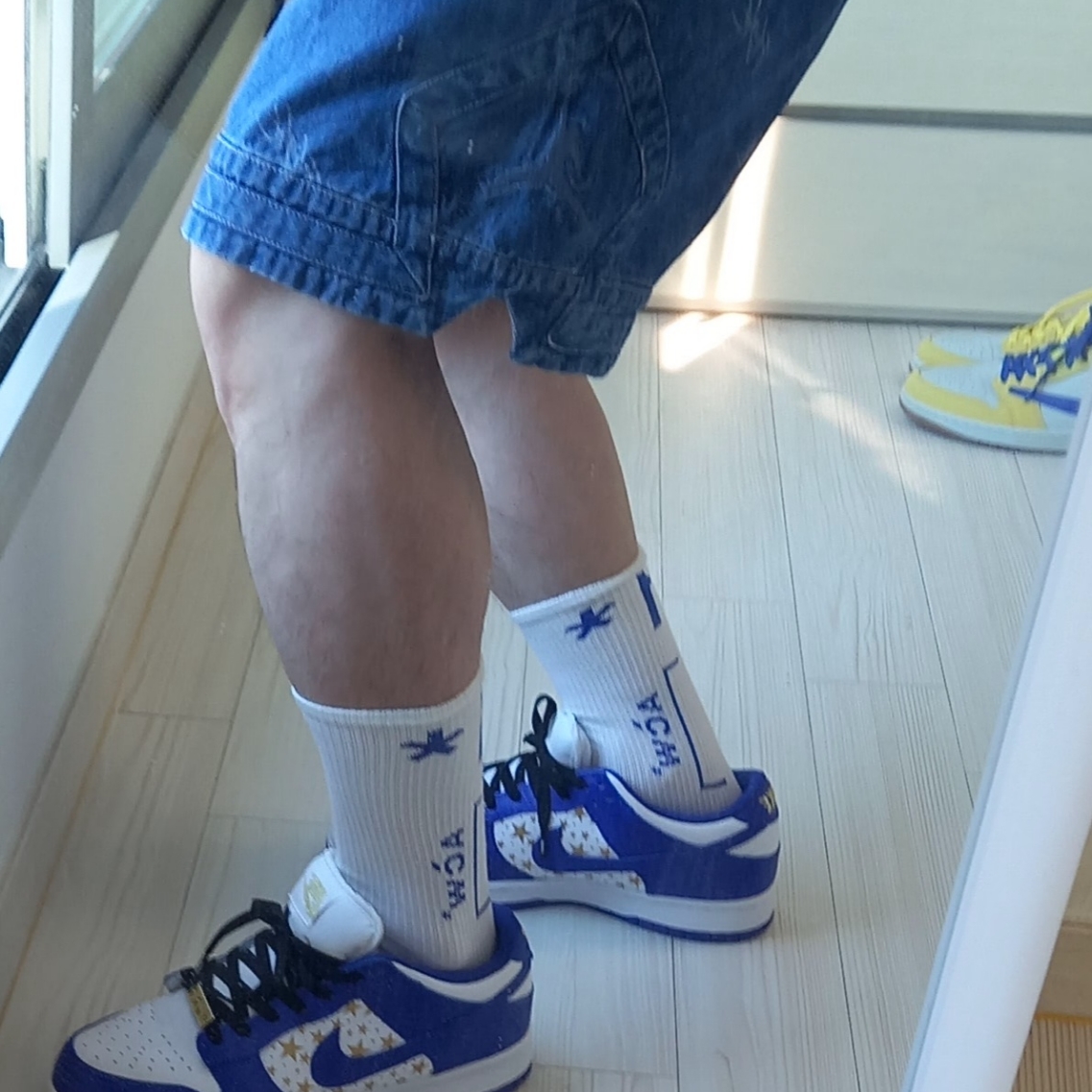 Nike x Supreme SB Dunk Low Hyper Blue, (W) Jordan 1 x Travis Scott Retro Low OG SP Canary 착용 스타일 - 4