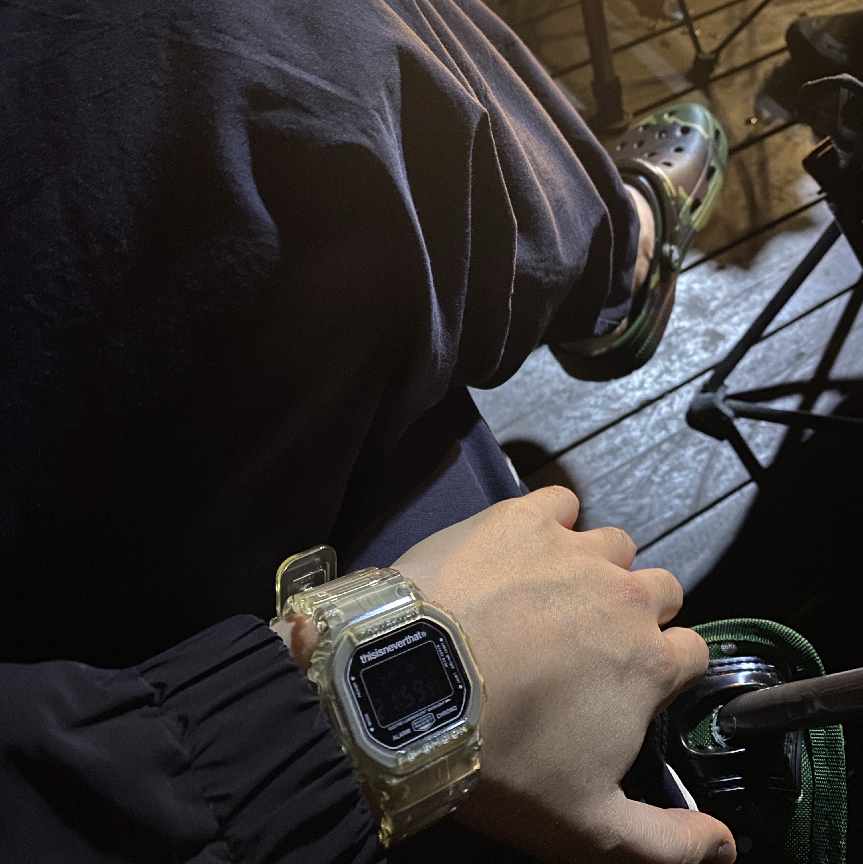 Crocs x Palace Classic Clog Woodland Camo, Casio G-Shock x Thisisneverthat DW-5600TINT23-7DF Skeleton 착용 스타일 - 1