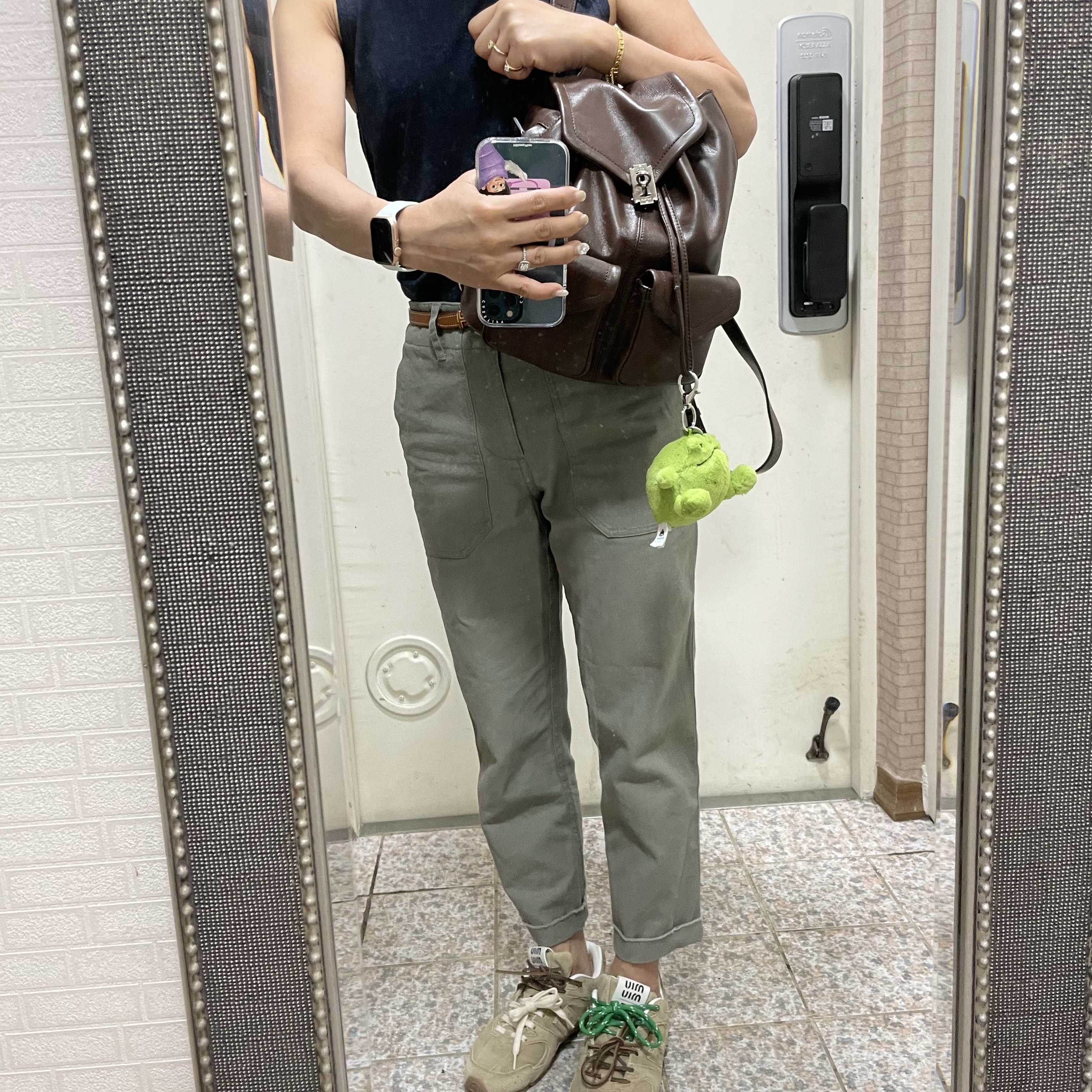 (W) New Balance x Miu Miu 530 Suede Mesh Sneakers Ecru, Jellycat Ricky Rain Frog Bag Charm Green 착용 스타일