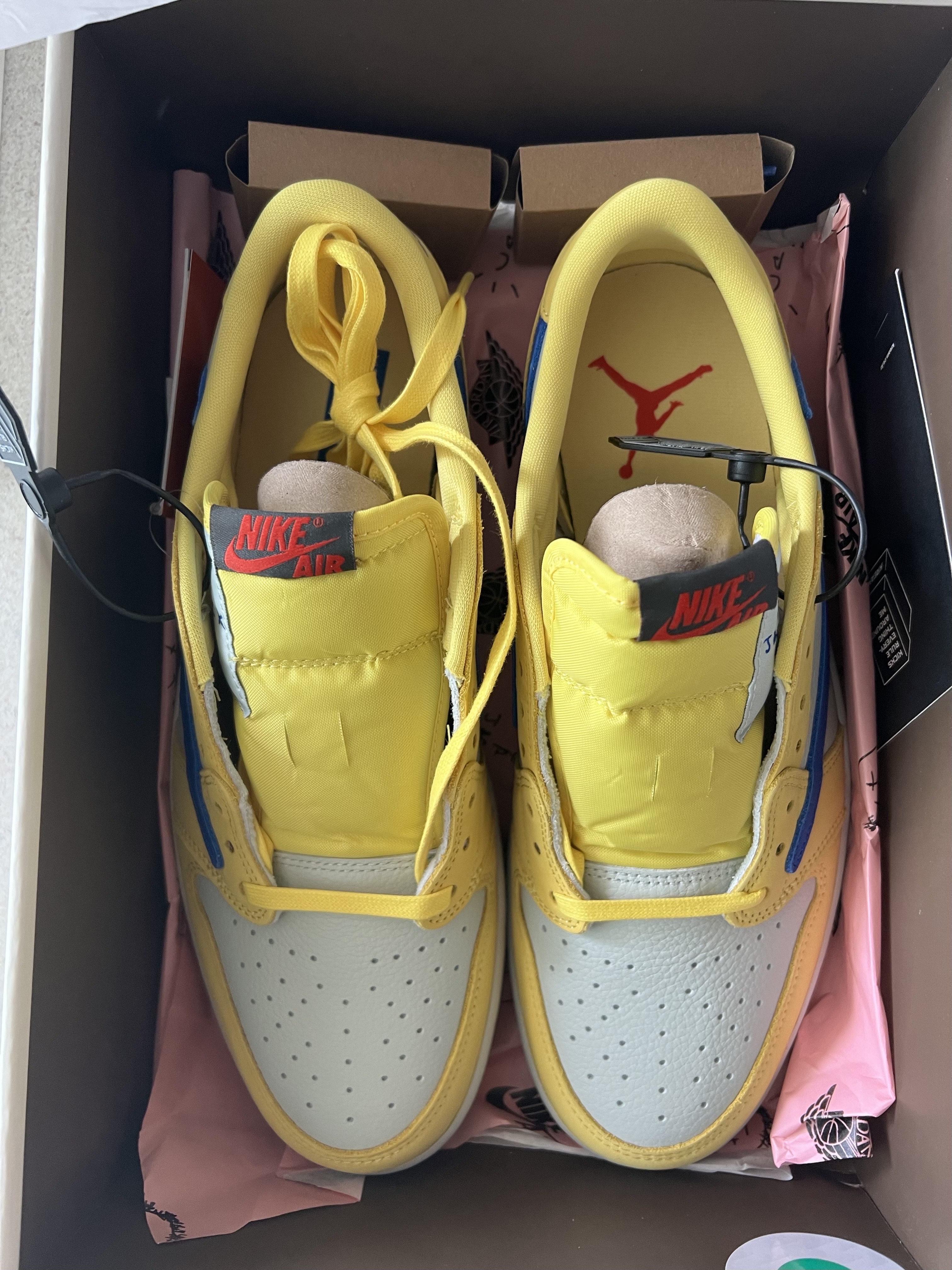 (W) Jordan 1 x Travis Scott Retro Low OG SP Canary 착용 스타일