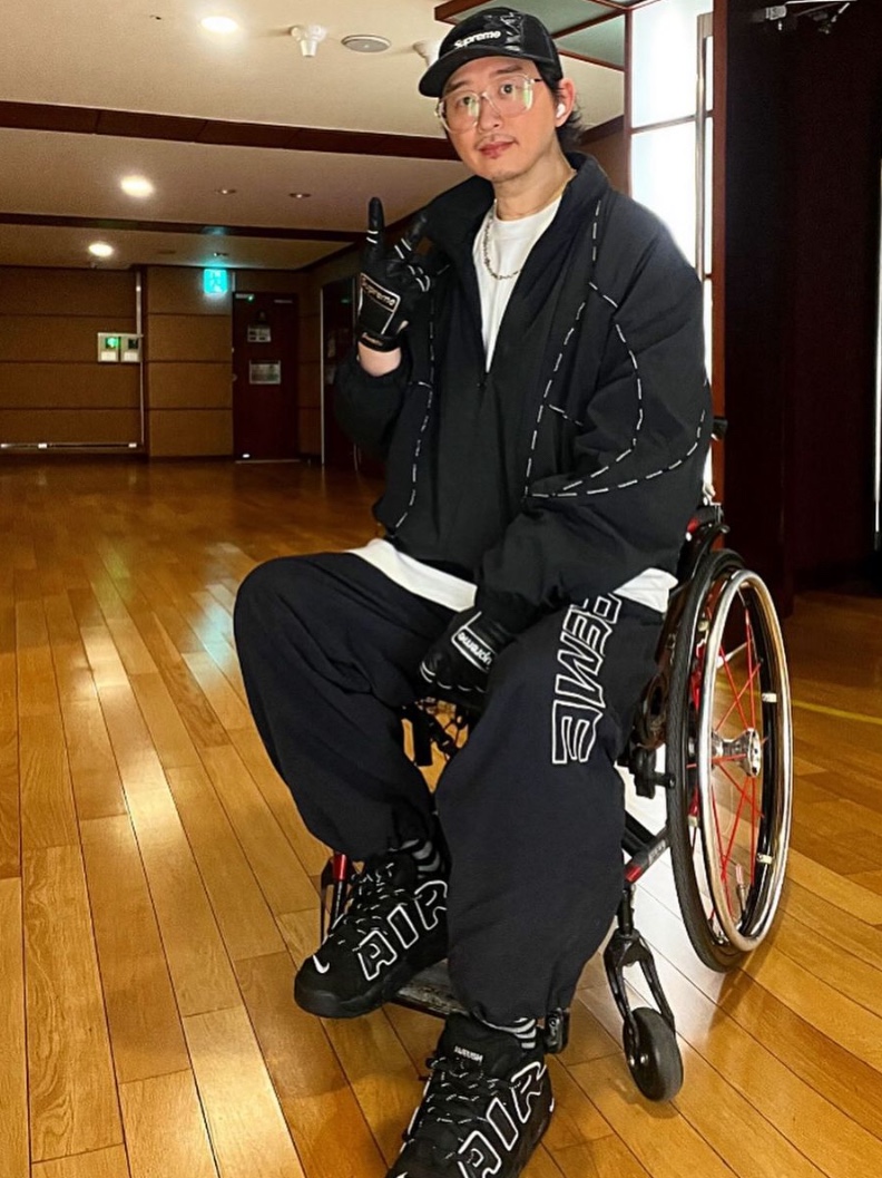 Supreme Spellout Embroidered Track Pants Black - 23FW, Supreme Logo Piping Hooded Track Jacket Black - 23FW 착용 스타일 - 1