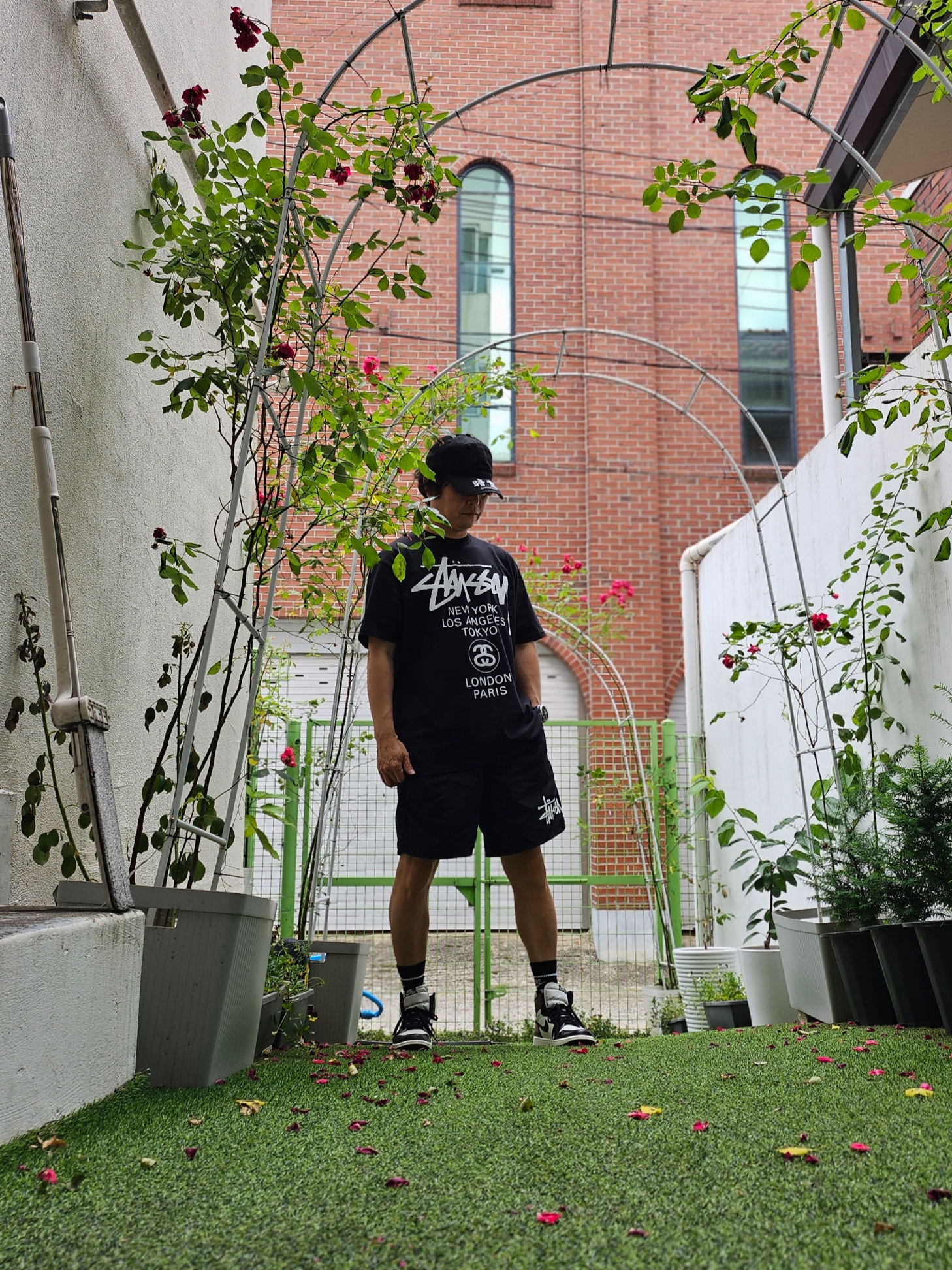 Stussy World Tour T-Shirt Black 2023, Darkr8m Studio x New Era Unstructured Ball Cap Black 착용 스타일 - 4
