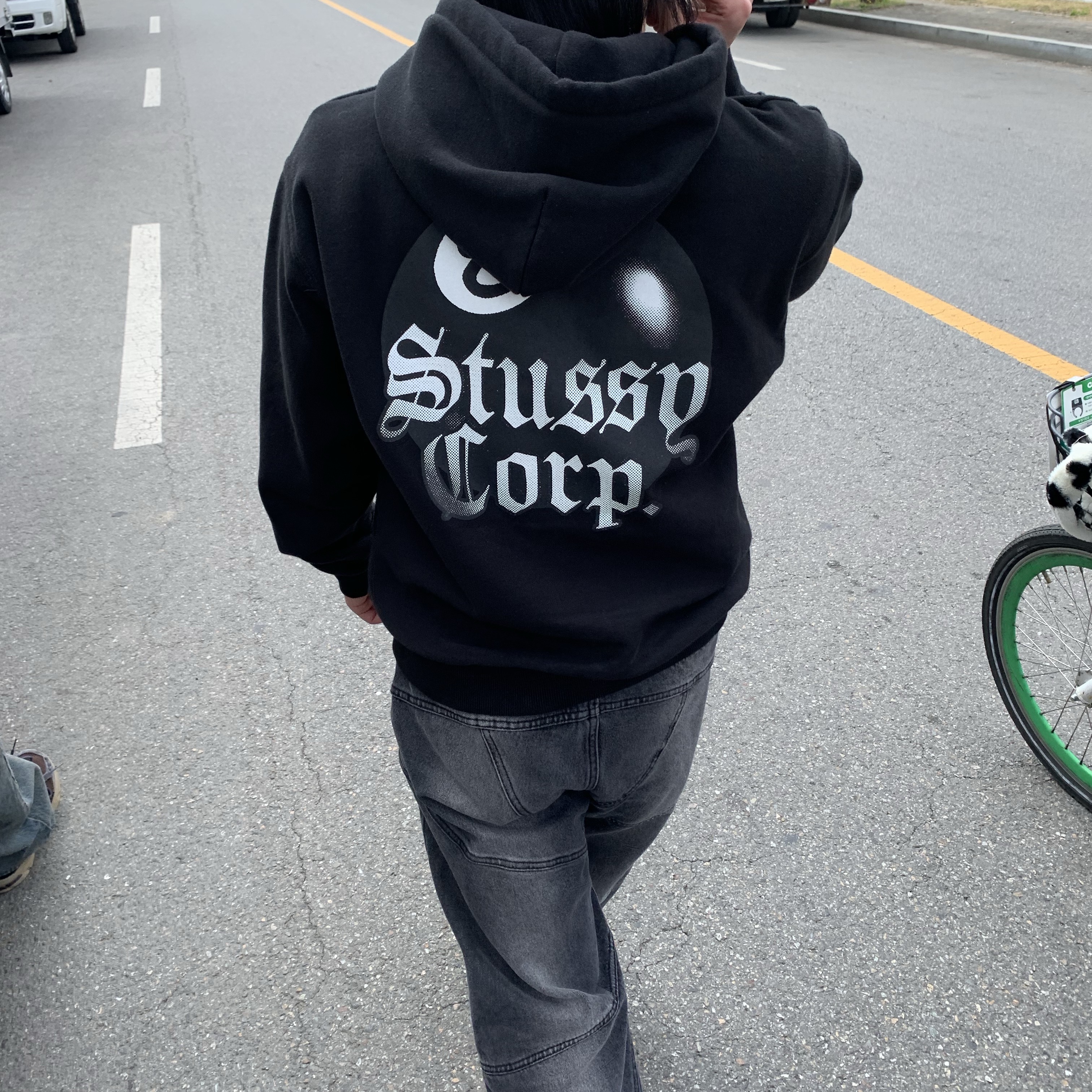 Stussy 8 Ball Corp Hoodie Black 착용 스타일 - 2