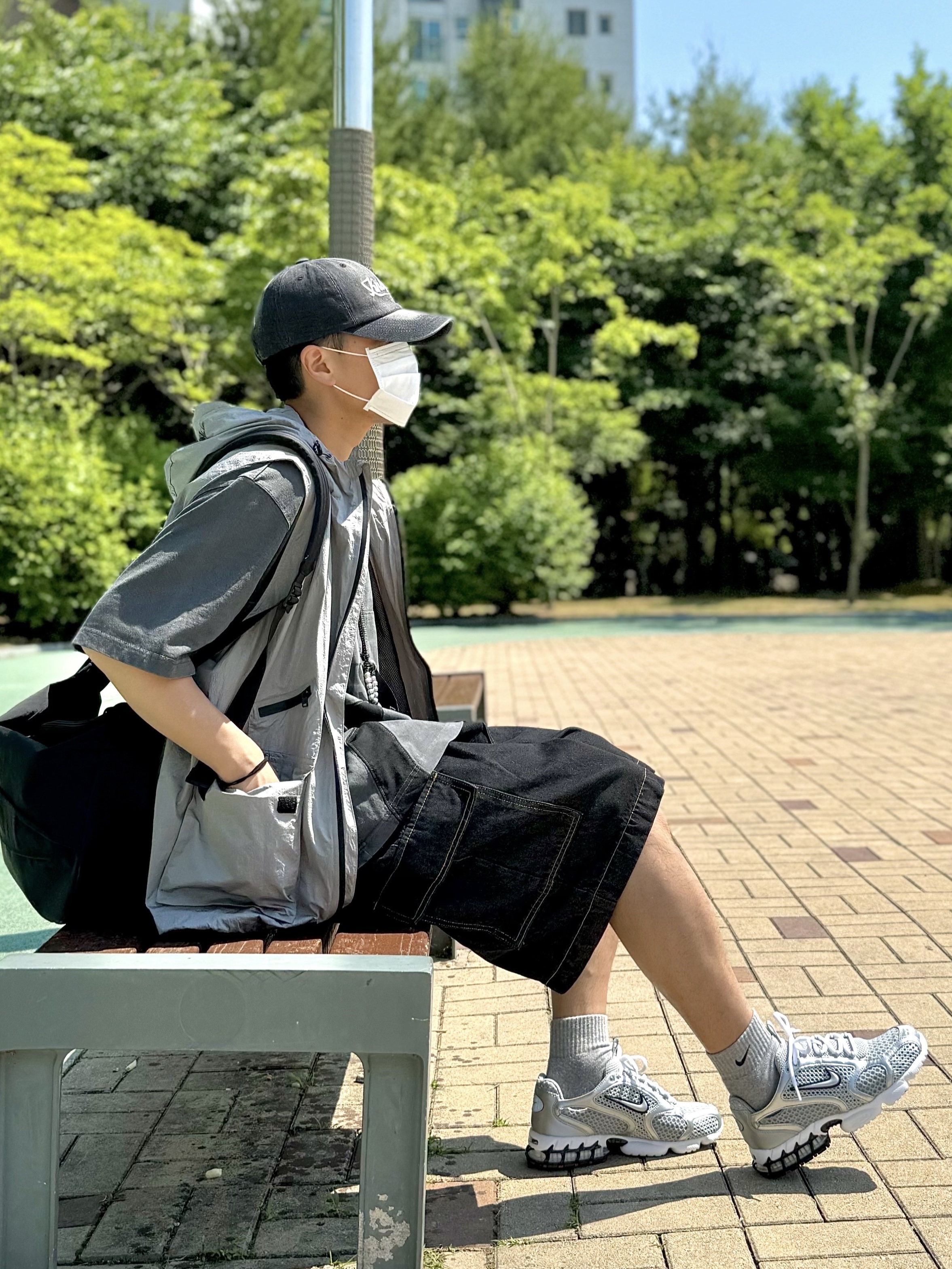 Nike Air Zoom Spiridon Cage 2 Metallic Silver 착용 스타일 - 3