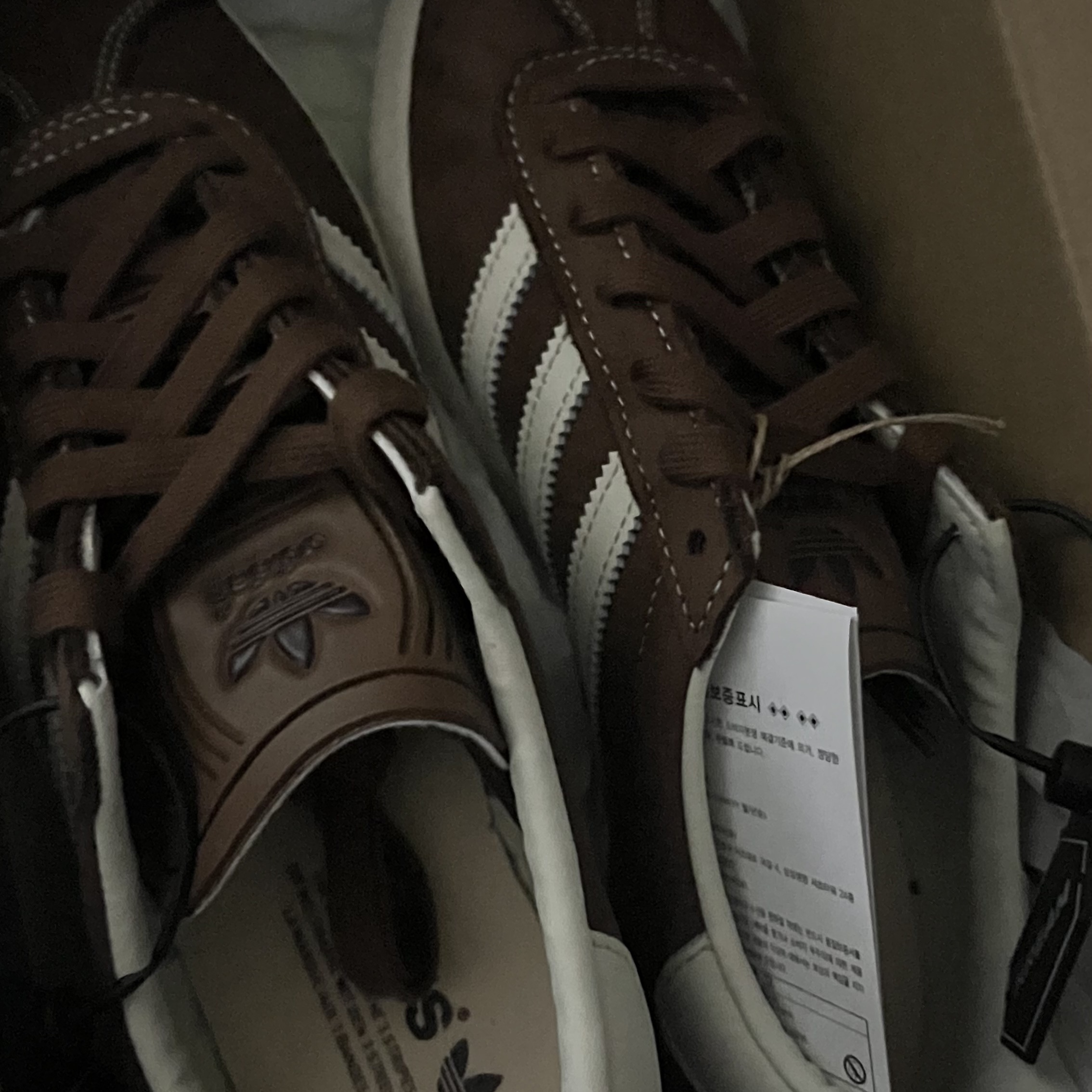 Adidas Gazelle 85 Preloved Brown Chalk White 착용 스타일