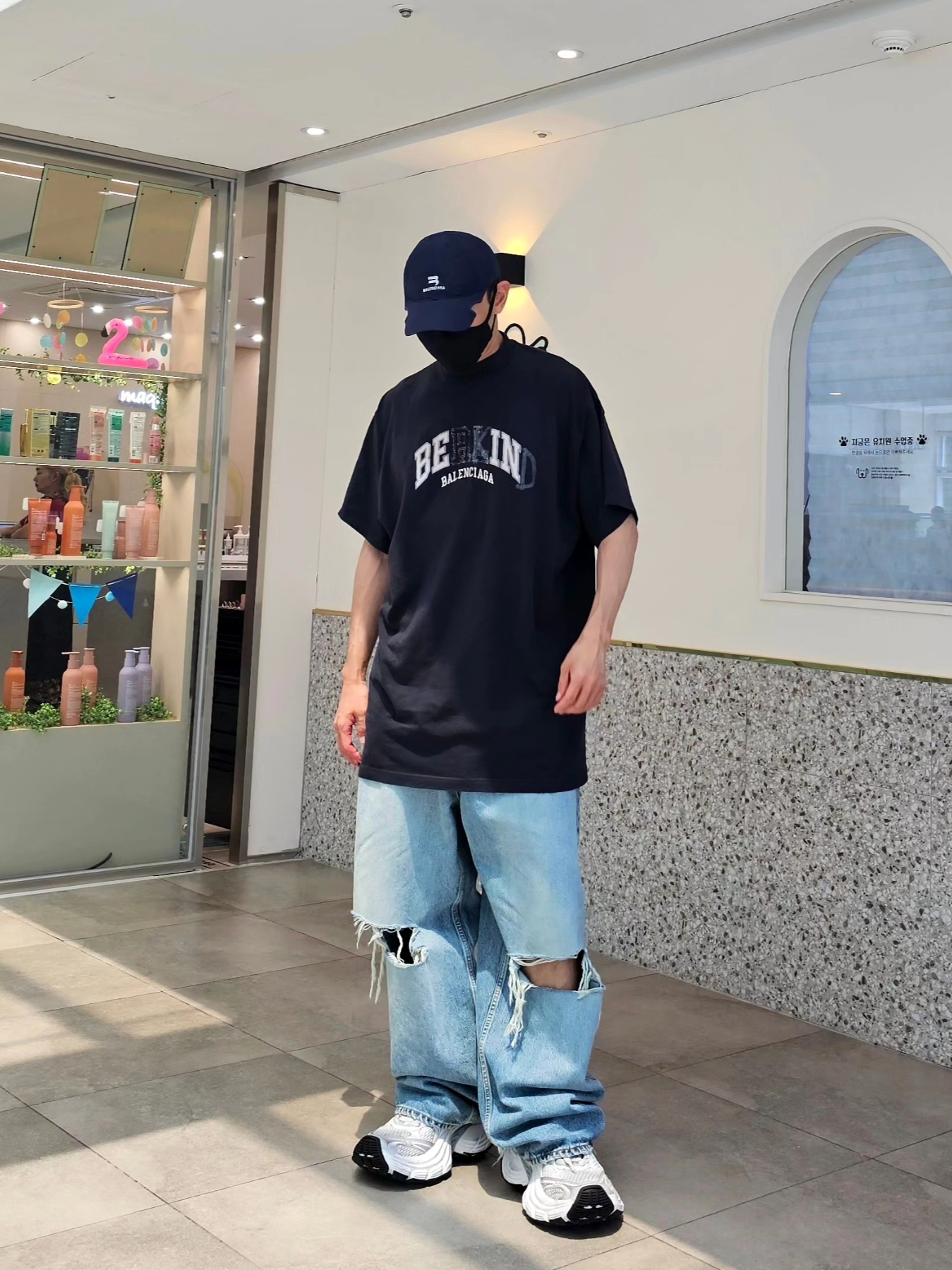 Balenciaga Be Kind Crewneck T-Shirt Grey, Balenciaga Destroyed Super Large Baggy Pants Blue 착용 스타일 - 4