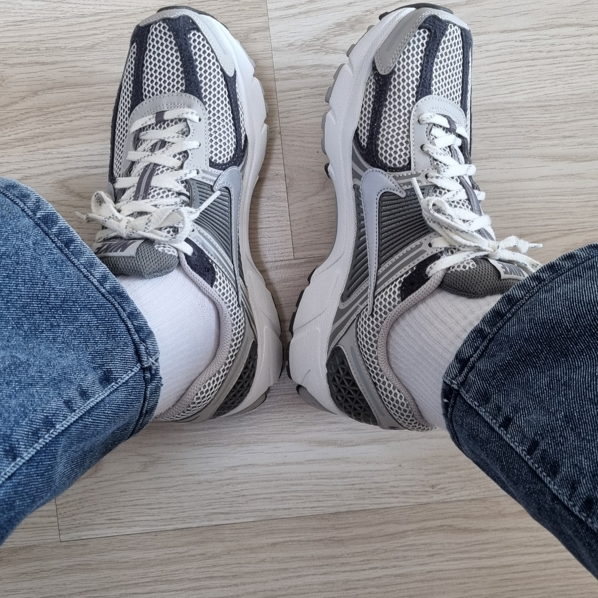 Nike Zoom Vomero 5 PRM Light Iron Ore and Flat Fewter 착용 스타일 - 1