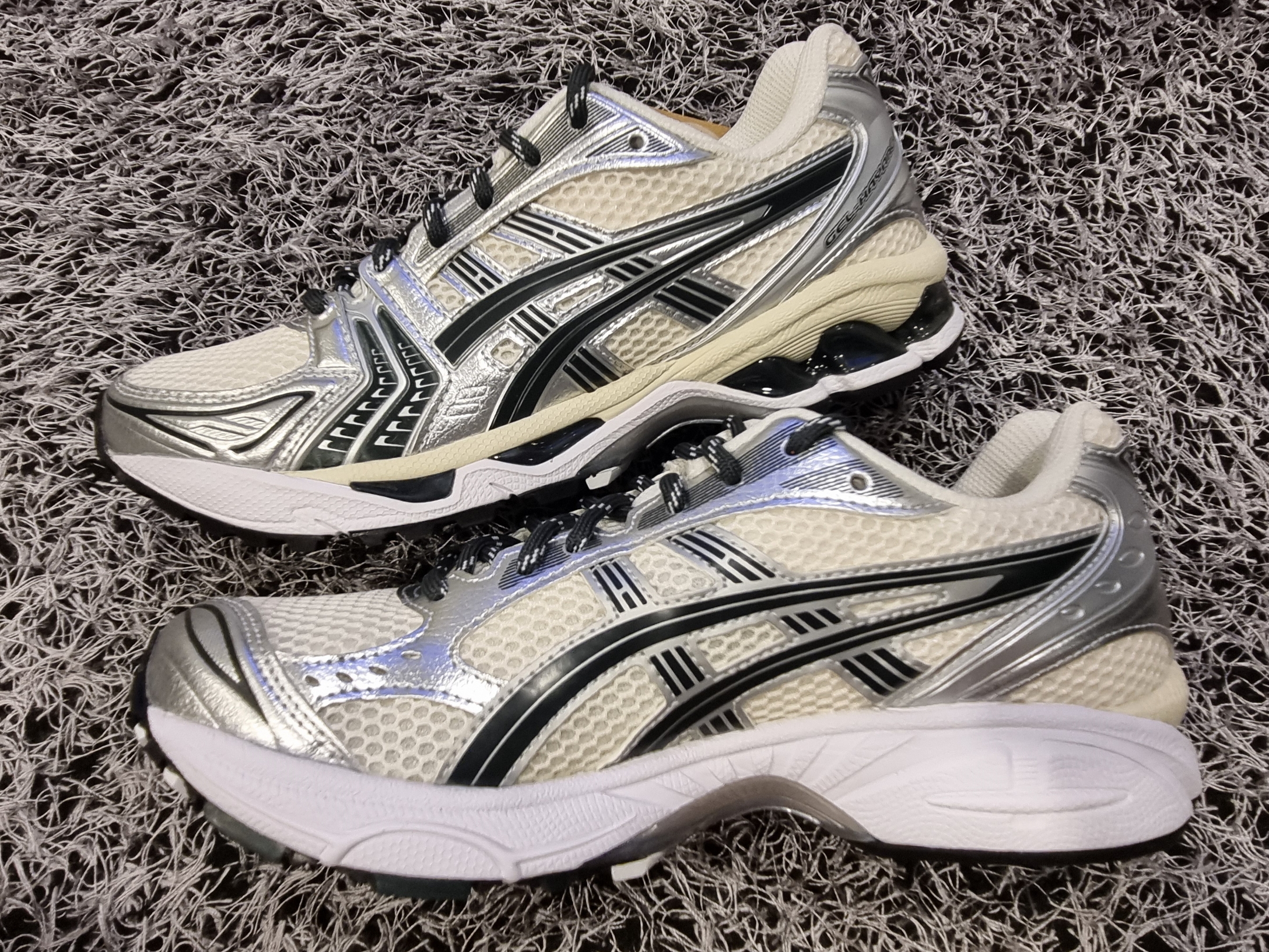 Asics x Kith Gel-Kayano 14 Cream Scarab 착용 스타일 - 3