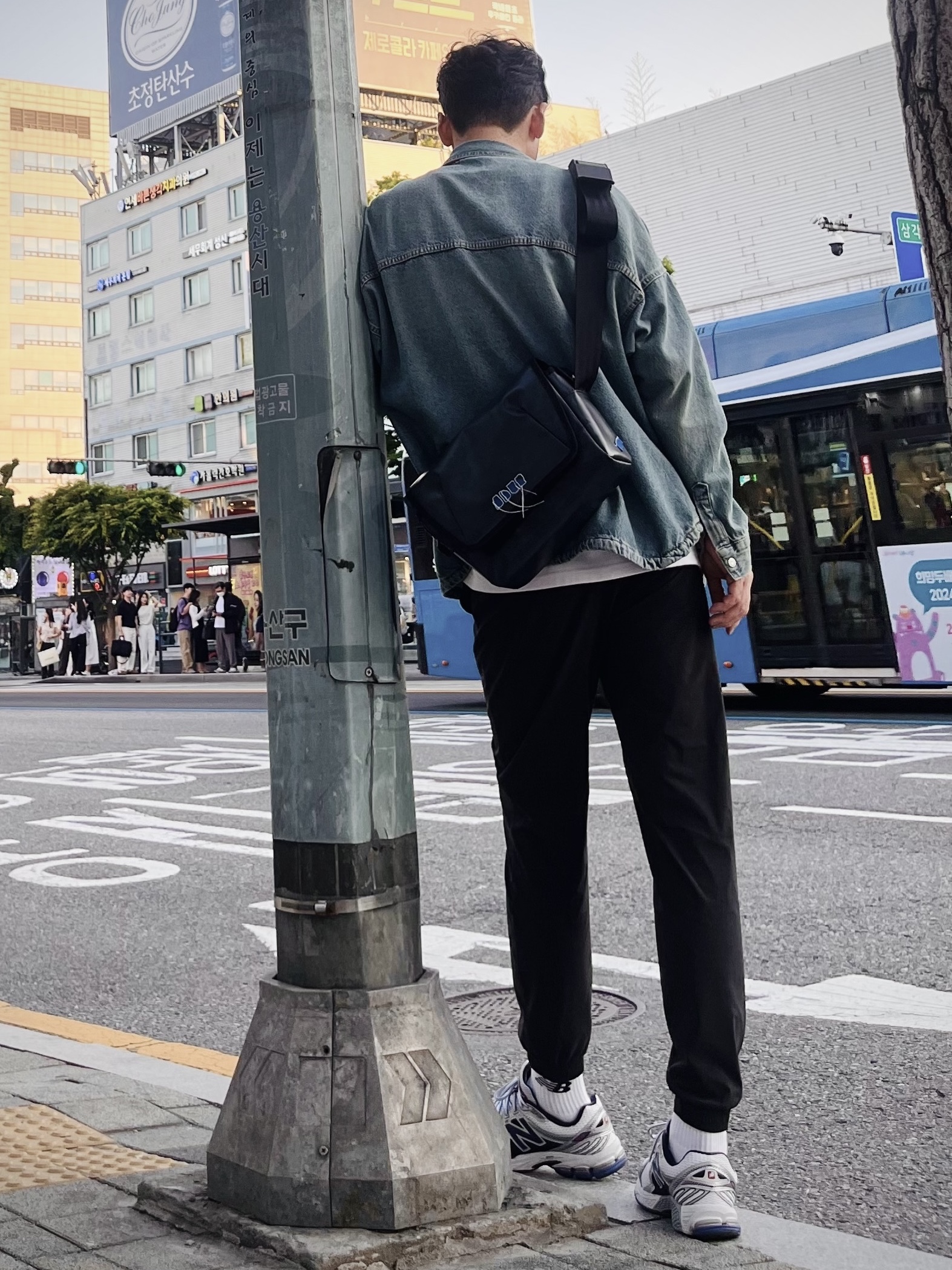 New Balance 860v2 Metallic Silver, Ader Error Trace Admore Crossbody Bag Black 착용 스타일