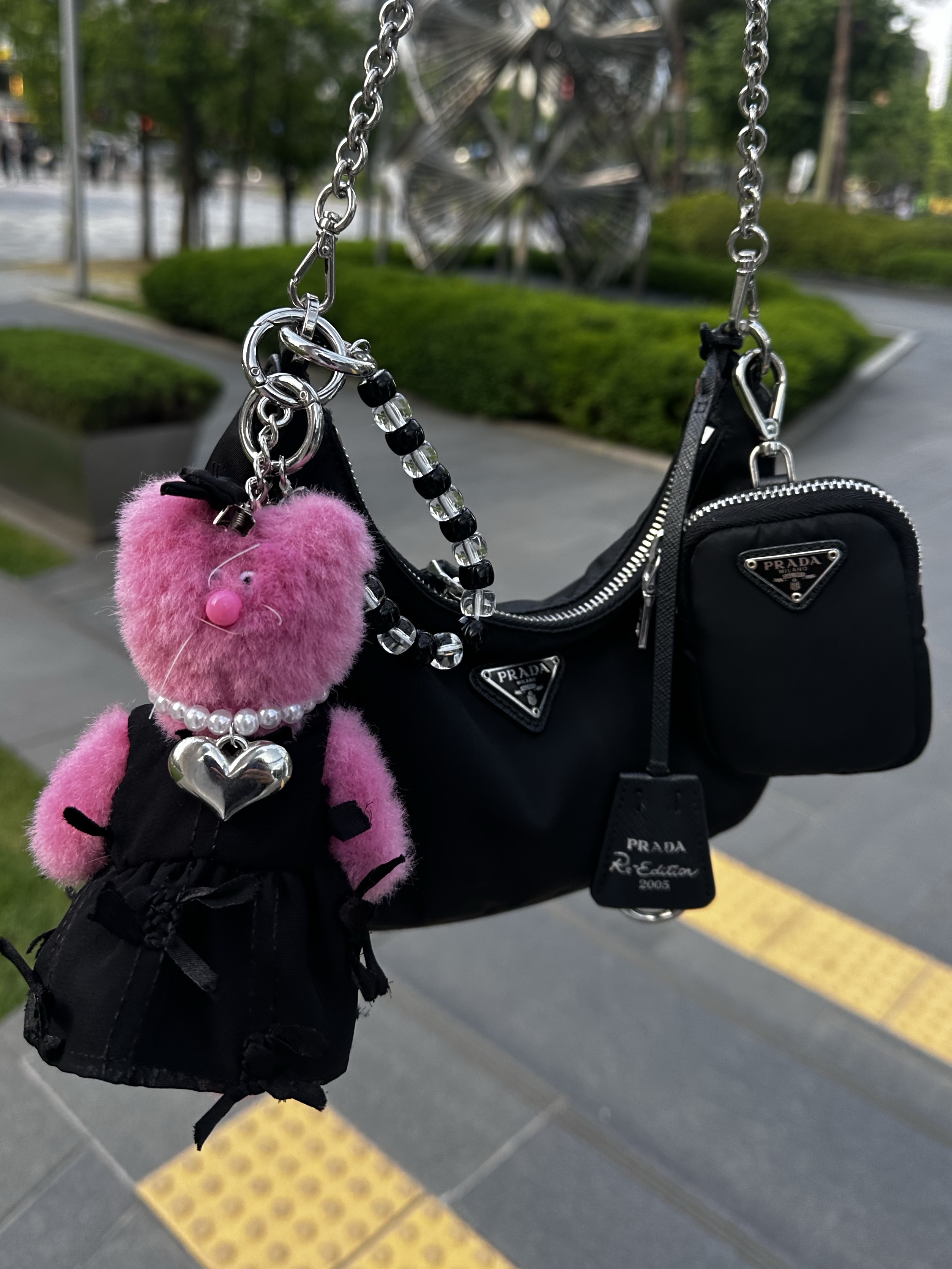 Monamhee x Line Friends Pingpingi Keyring, Prada Re-Edition 2005 Re-Nylon Shoulder Bag Black 착용 스타일 - 1