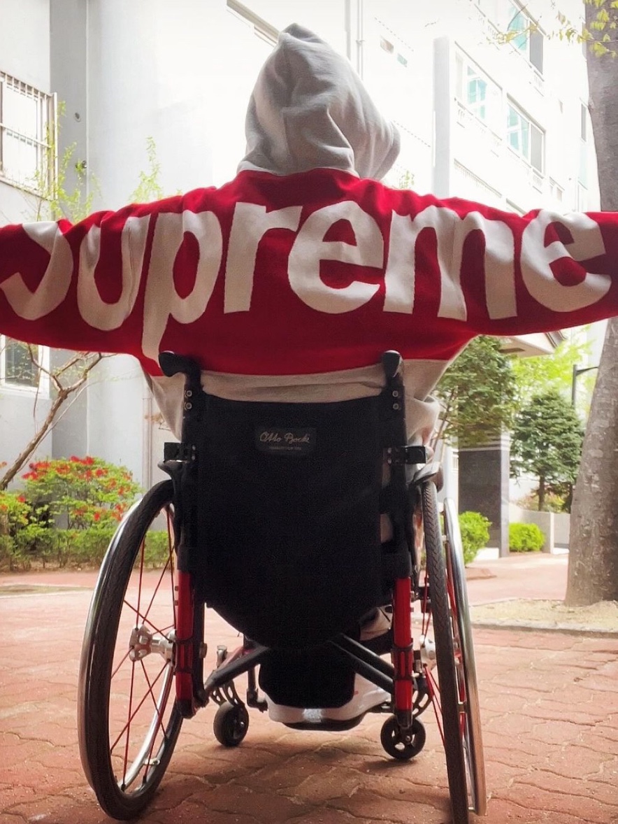 Supreme Big Logo Jacquard Hooded Sweatshirt Heather Grey - 23FW, Nike x Stussy NRG Fleece Pants Dark Grey Heather (DO9340-063) 착용 스타일 - 2