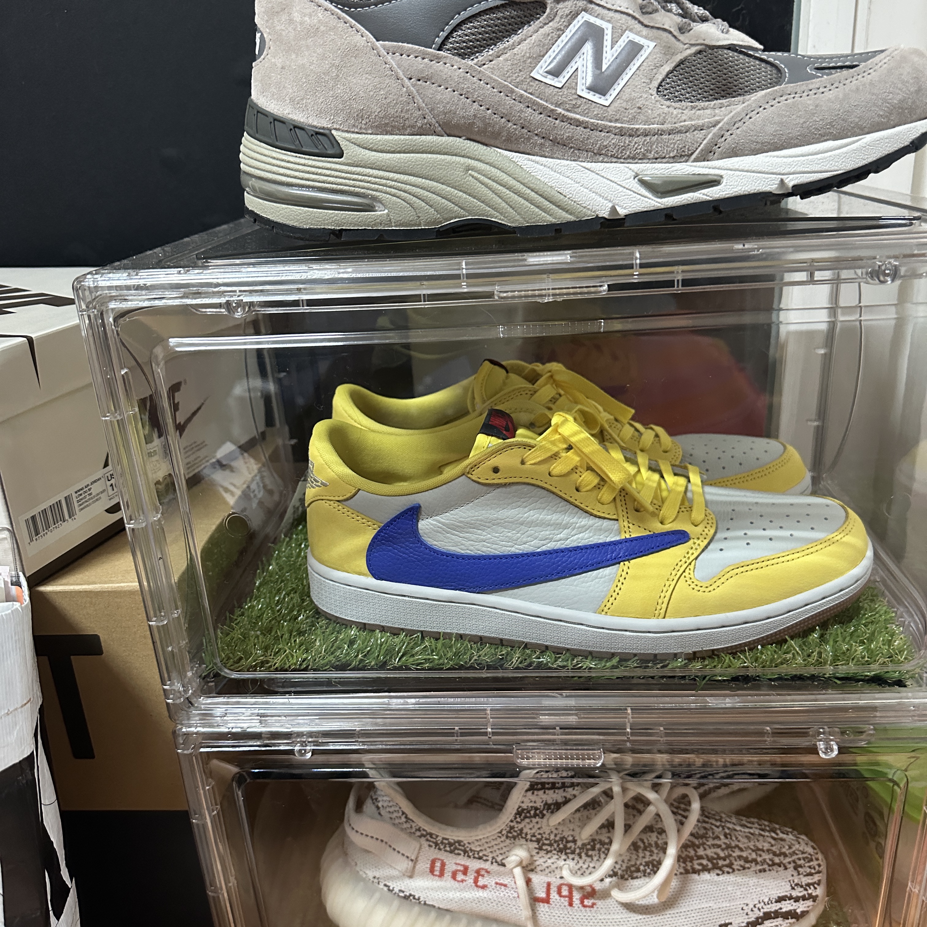 (W) Jordan 1 x Travis Scott Retro Low OG SP Canary, New Balance 991 Made in UK Grey 착용 스타일 - 2