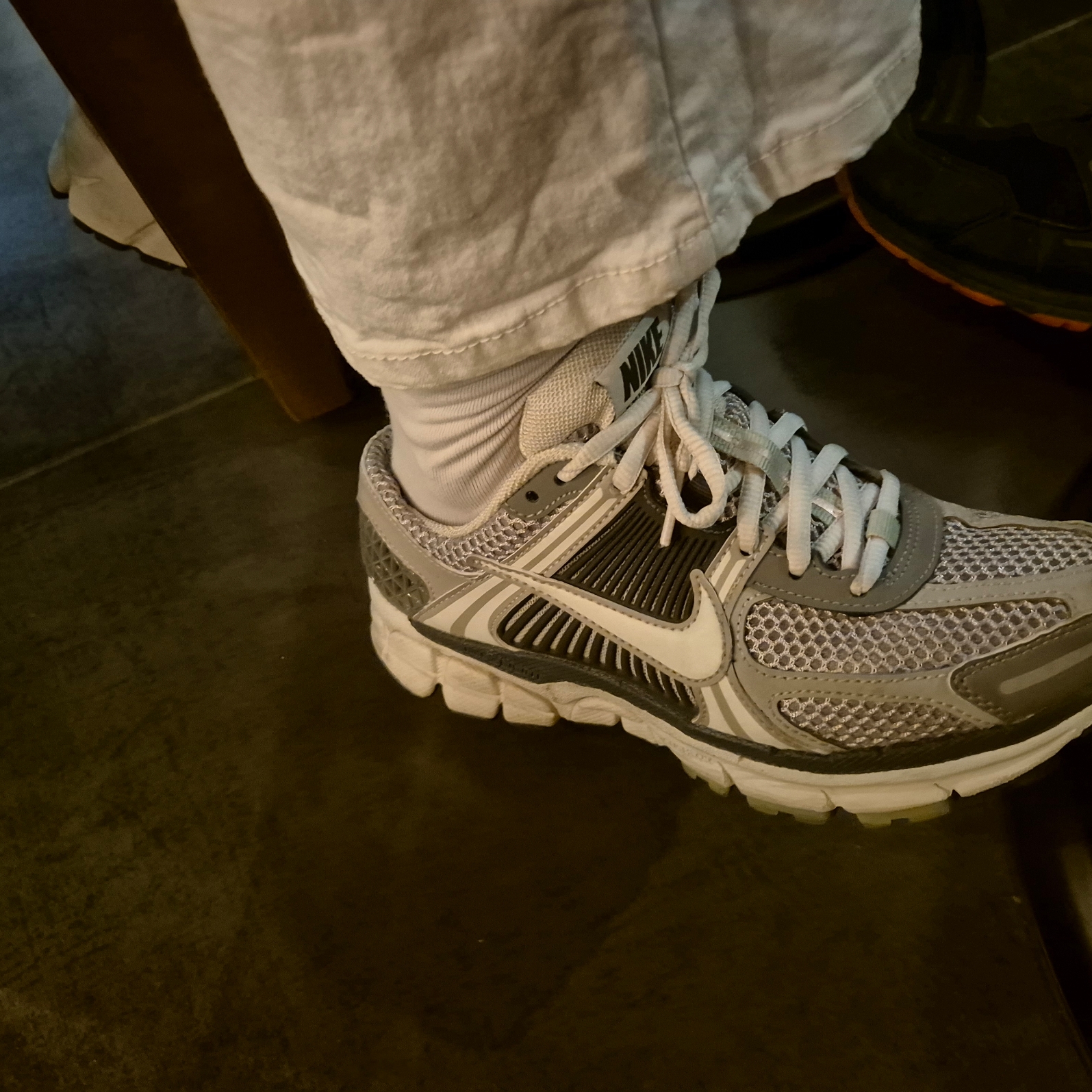 (W) Nike Zoom Vomero 5 Cobblestone and Flat Pewter 착용 스타일
