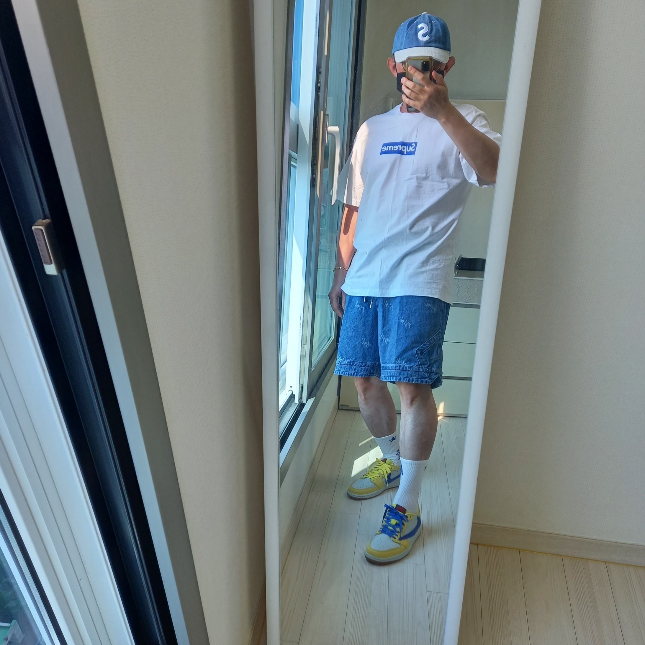 Supreme 2-Tone S Logo 6-Panel Washed Denim - 24SS, Supreme Seoul Box Logo T-Shirt White - 23FW 착용 스타일 - 2