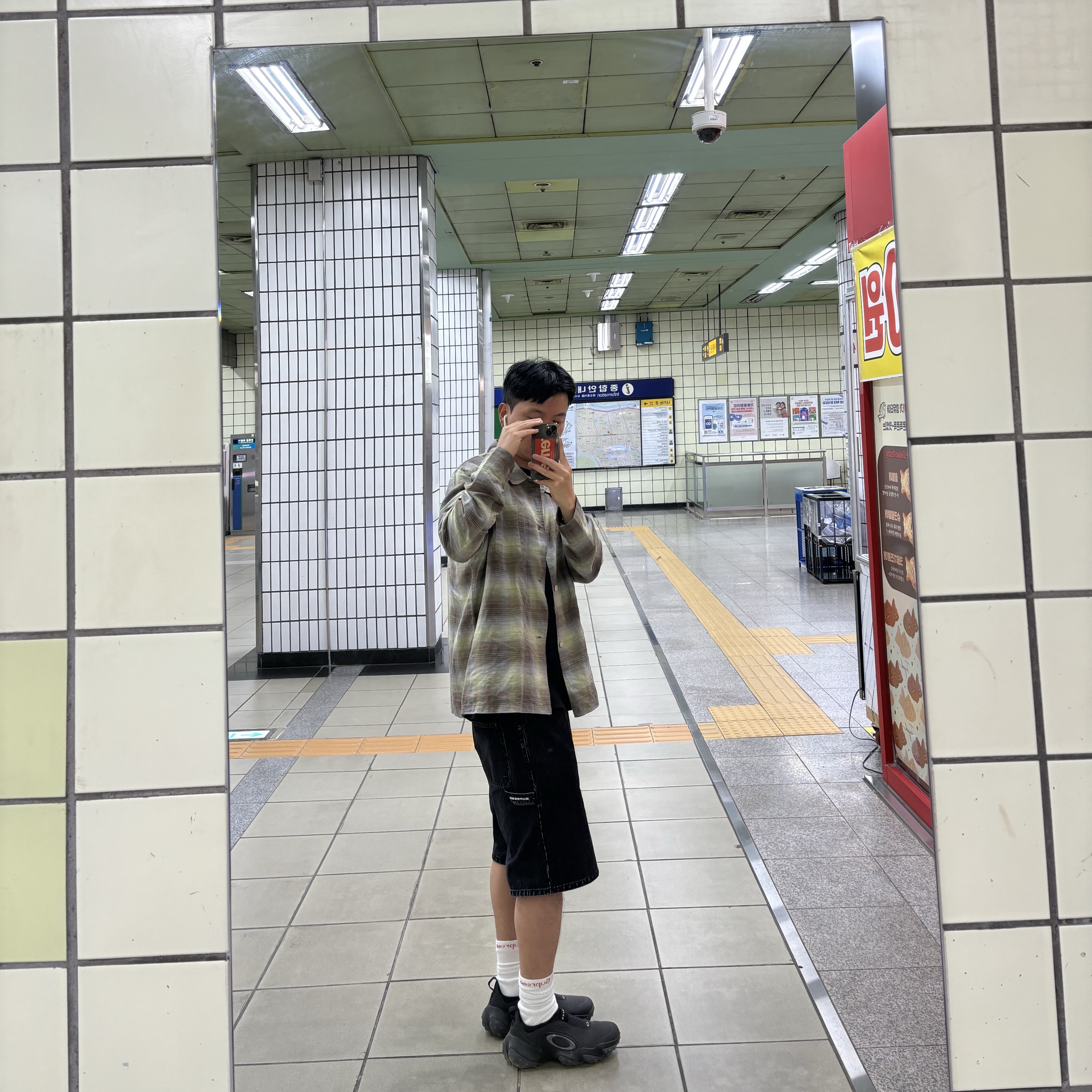 Supreme x Nike Denim Short Black - 24SS, Oakley Edge Icon Blackout 착용 스타일 - 1