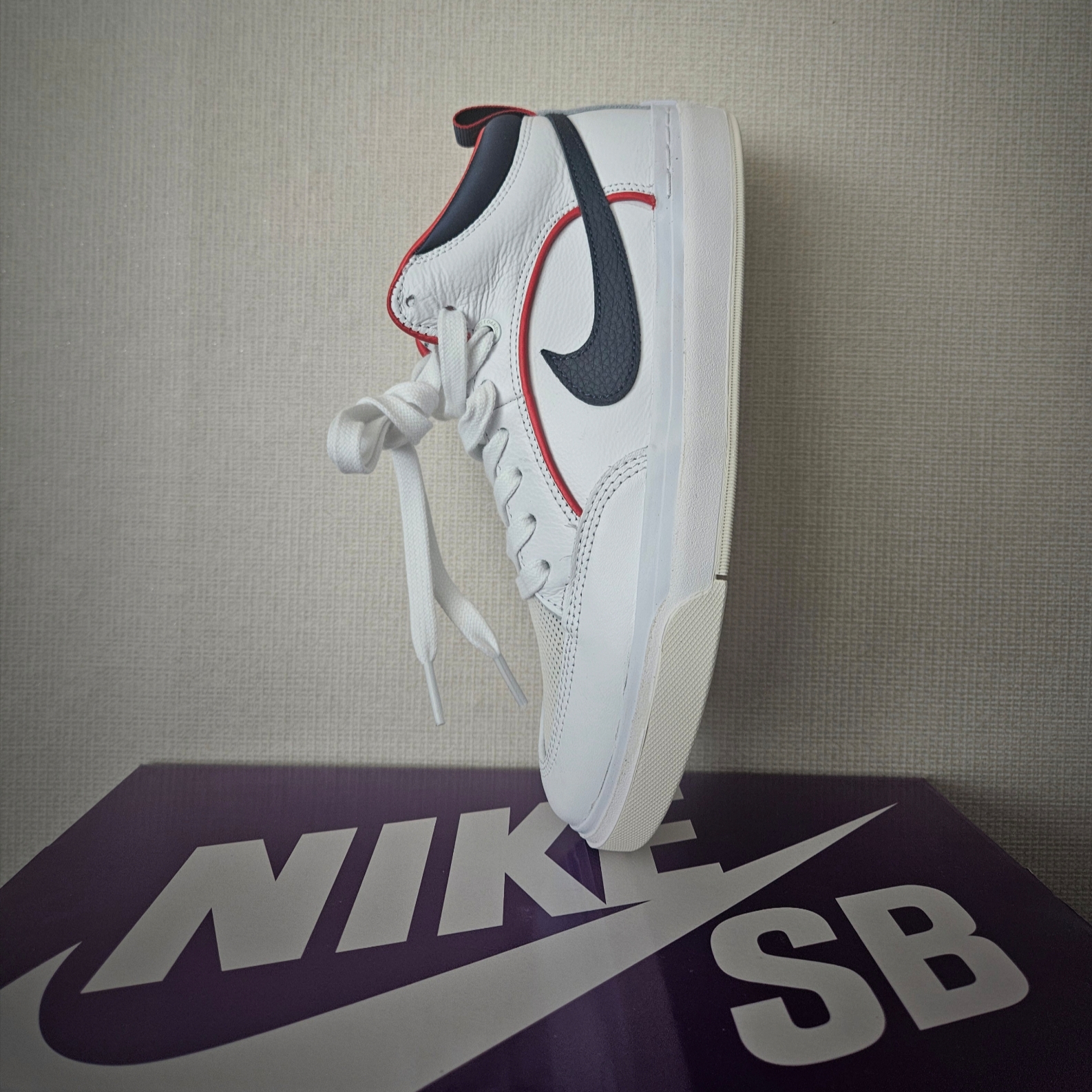 Nike SB React Leo Premium White Midnight Navy 착용 스타일