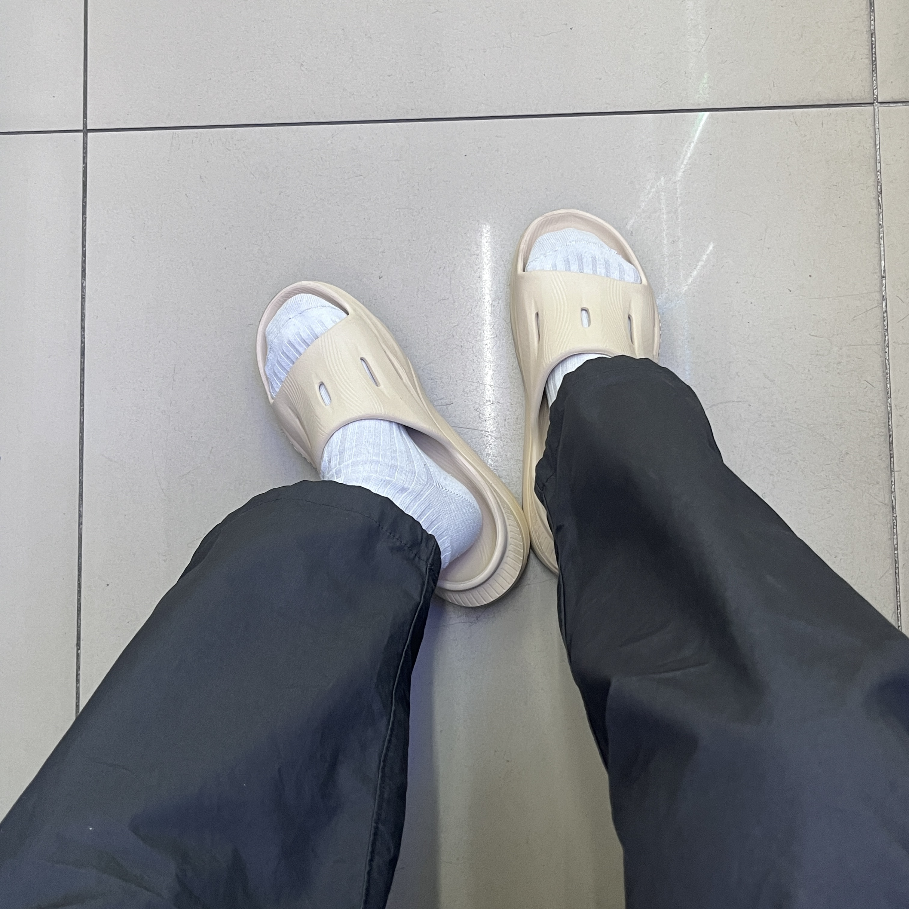 Hoka Ora Recovery Slide 3 Shifting Sand 착용 스타일