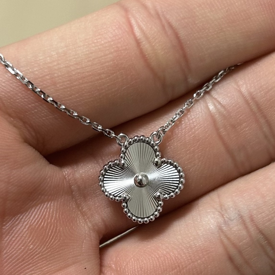 (W) Van Cleef & Arpels Vintage Alhambra Pendant Guilloche White Gold 착용 스타일 - 3