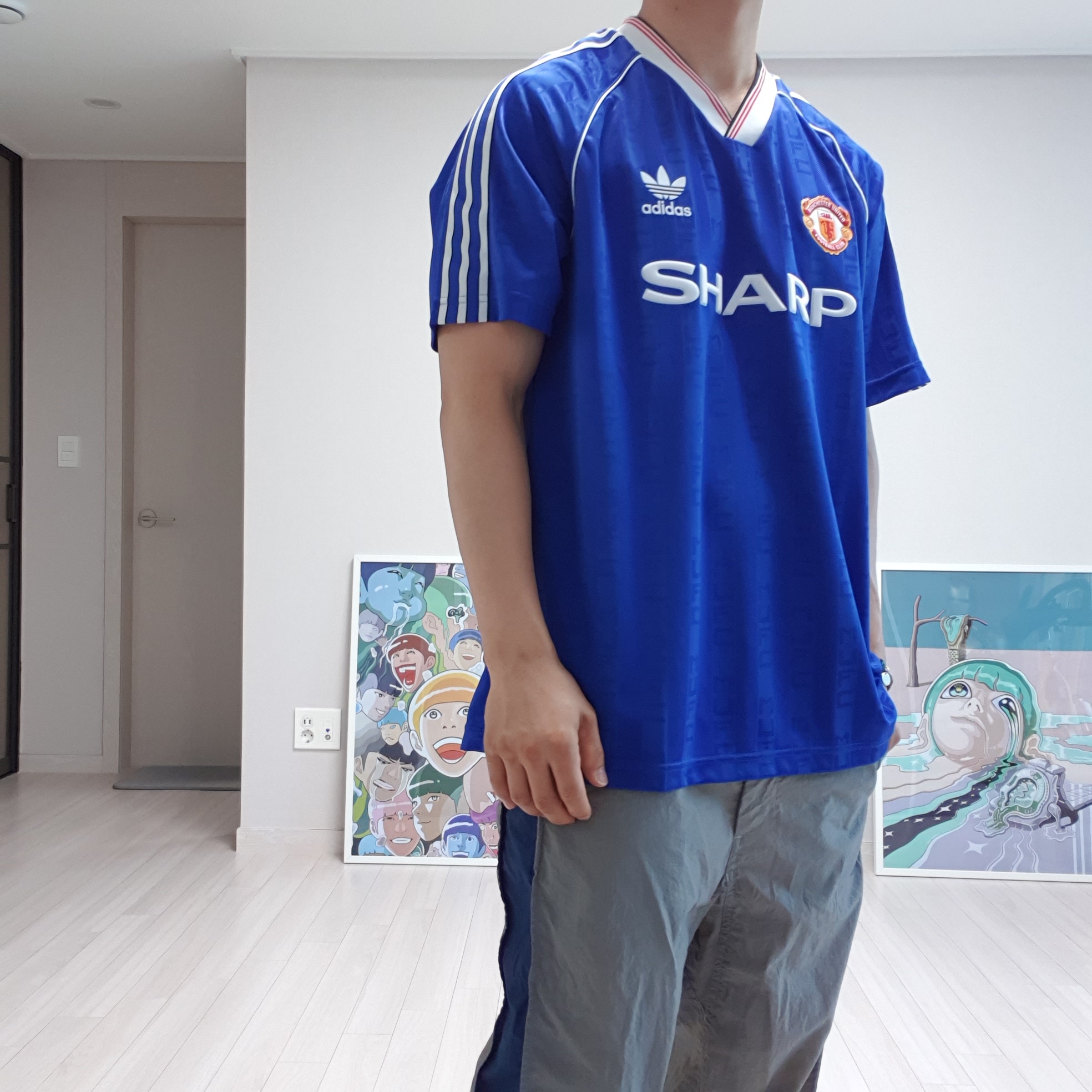Adidas Manchester United 1988/90 Jersey Collegiate Royal - US Sizing, Puma AC Milan 2023/24 Home Jersey For All Time Red (Non Marking Ver.) 착용 스타일 - 3