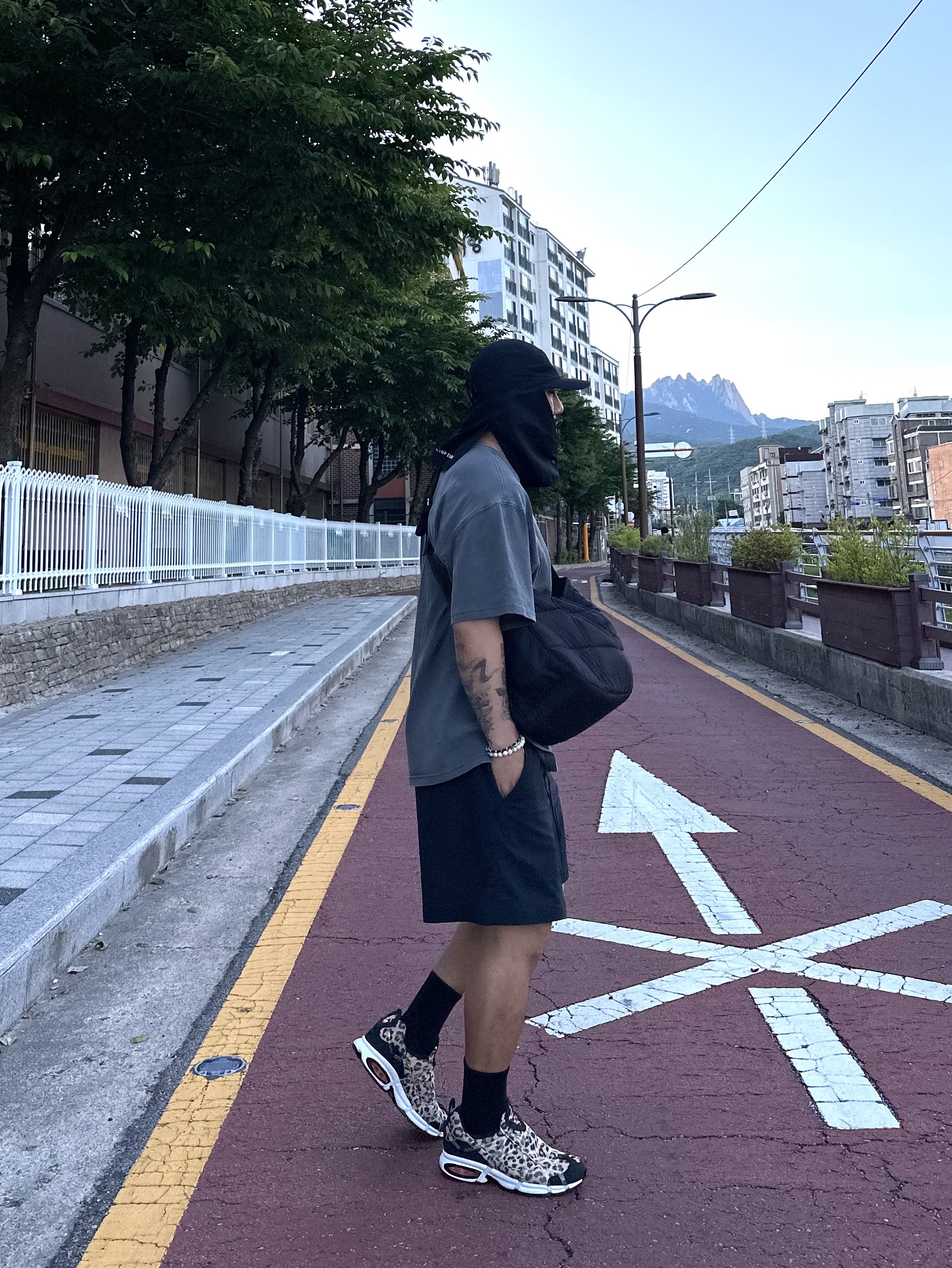 Nike Air Kukini SE Kumquat and Action Red, Nike ACG Hiking Shorts Black - Asia 착용 스타일 - 2