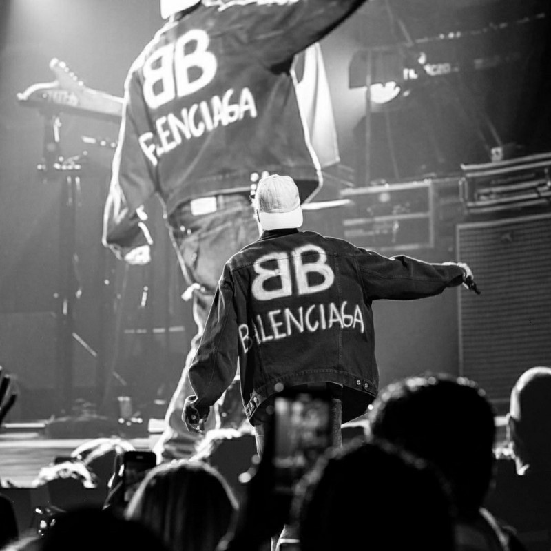 Balenciaga Spray Paint Logo Denim Jacket Black 착용 스타일
